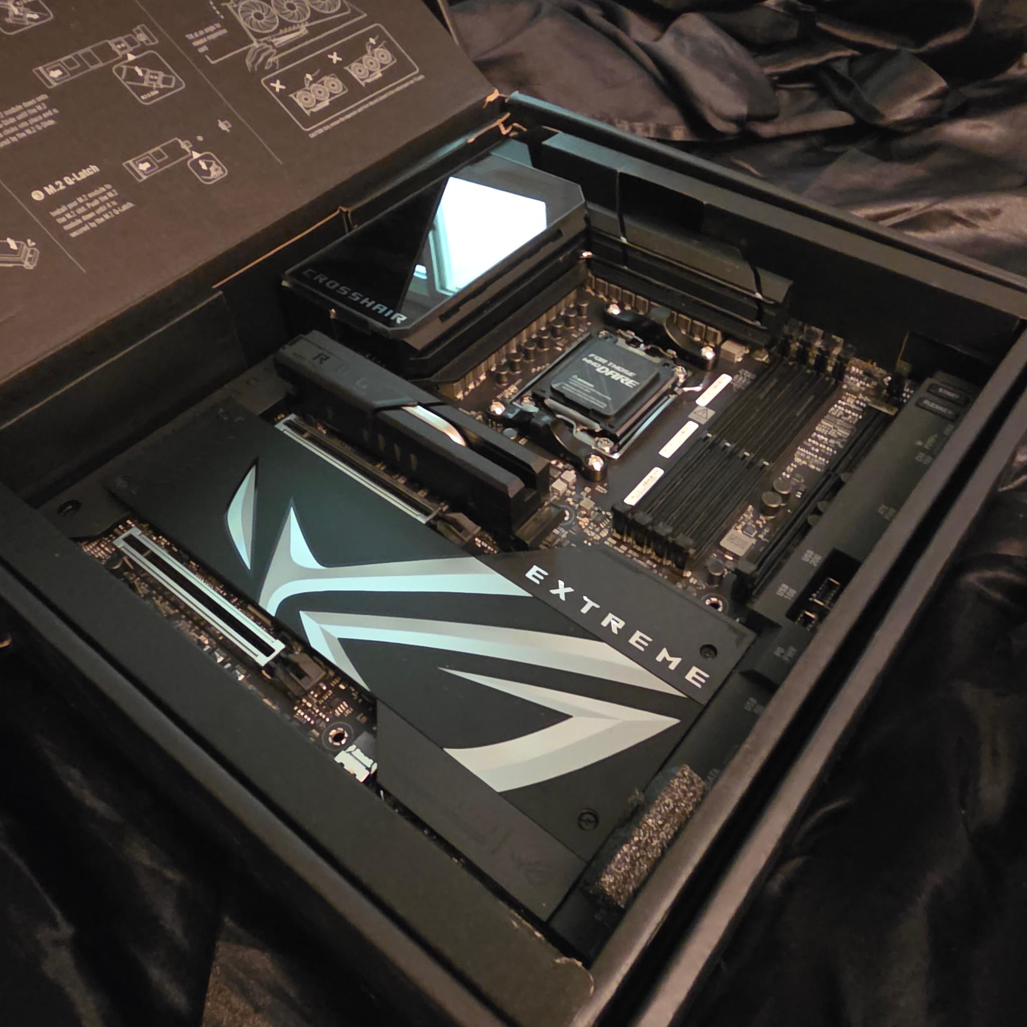 ROG CROSSHAIR X870E EXTREME + 9850X3D + 32 GB RAM 640 + 1TB NMVE