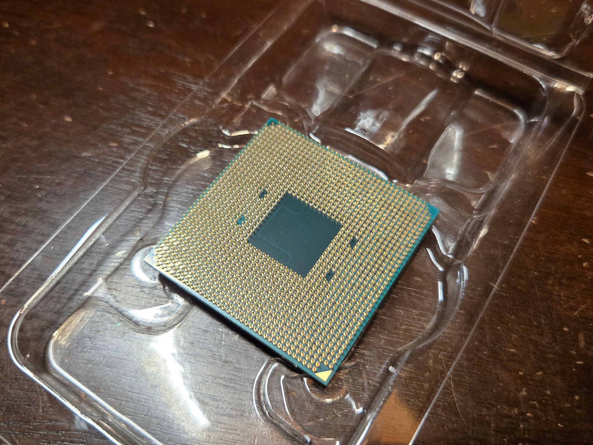 AMD Ryzen 5 3400G w/ Wraith Cooler. AM4. 4 Cores / 8 Threads. 3.7ghz base/4.2ghz boost