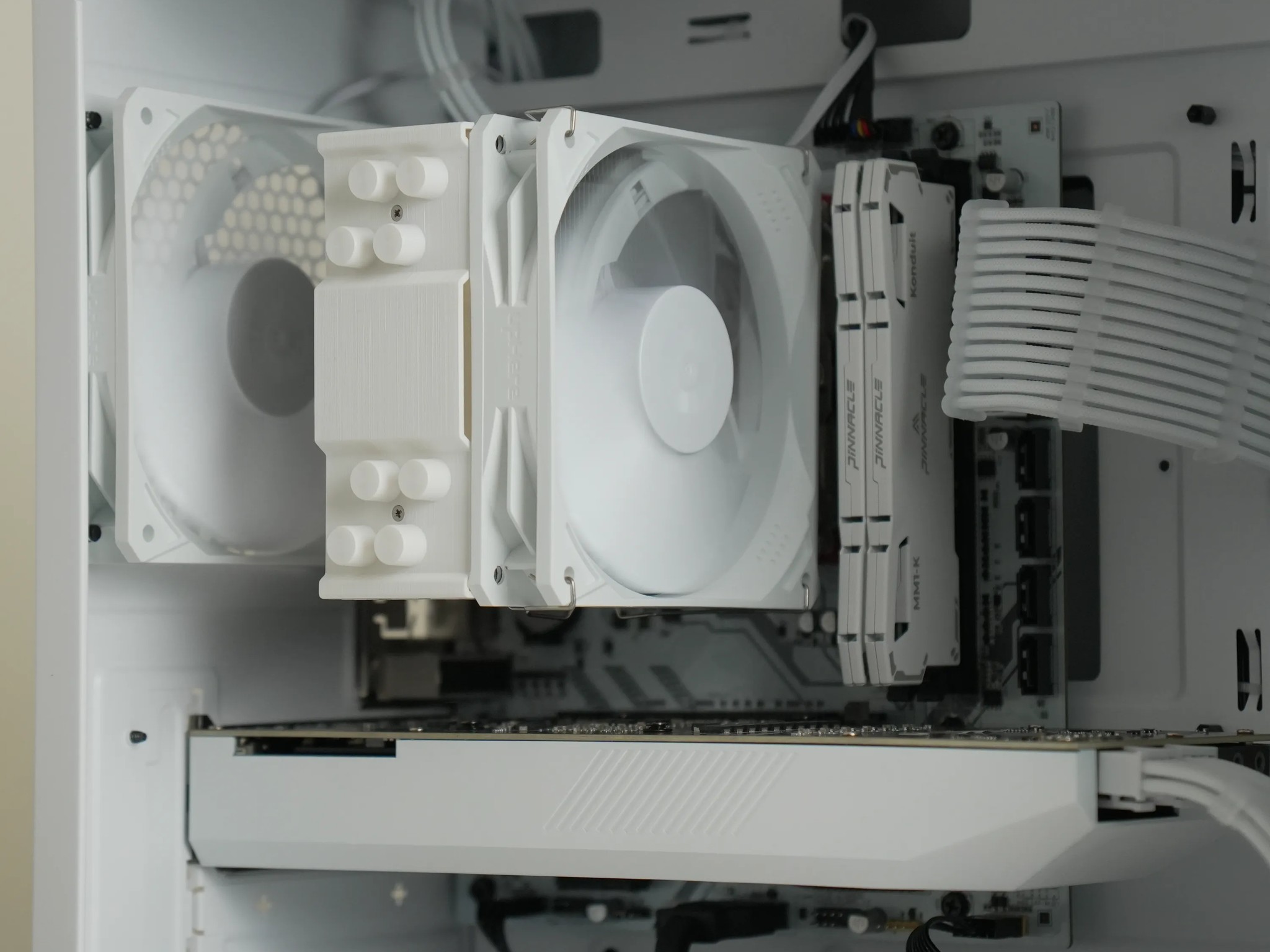 White Beauty Gaming PC | RTX 3070 | Ryzen 5 5600 | 32GB RAM | WIN 11 | WIFI |