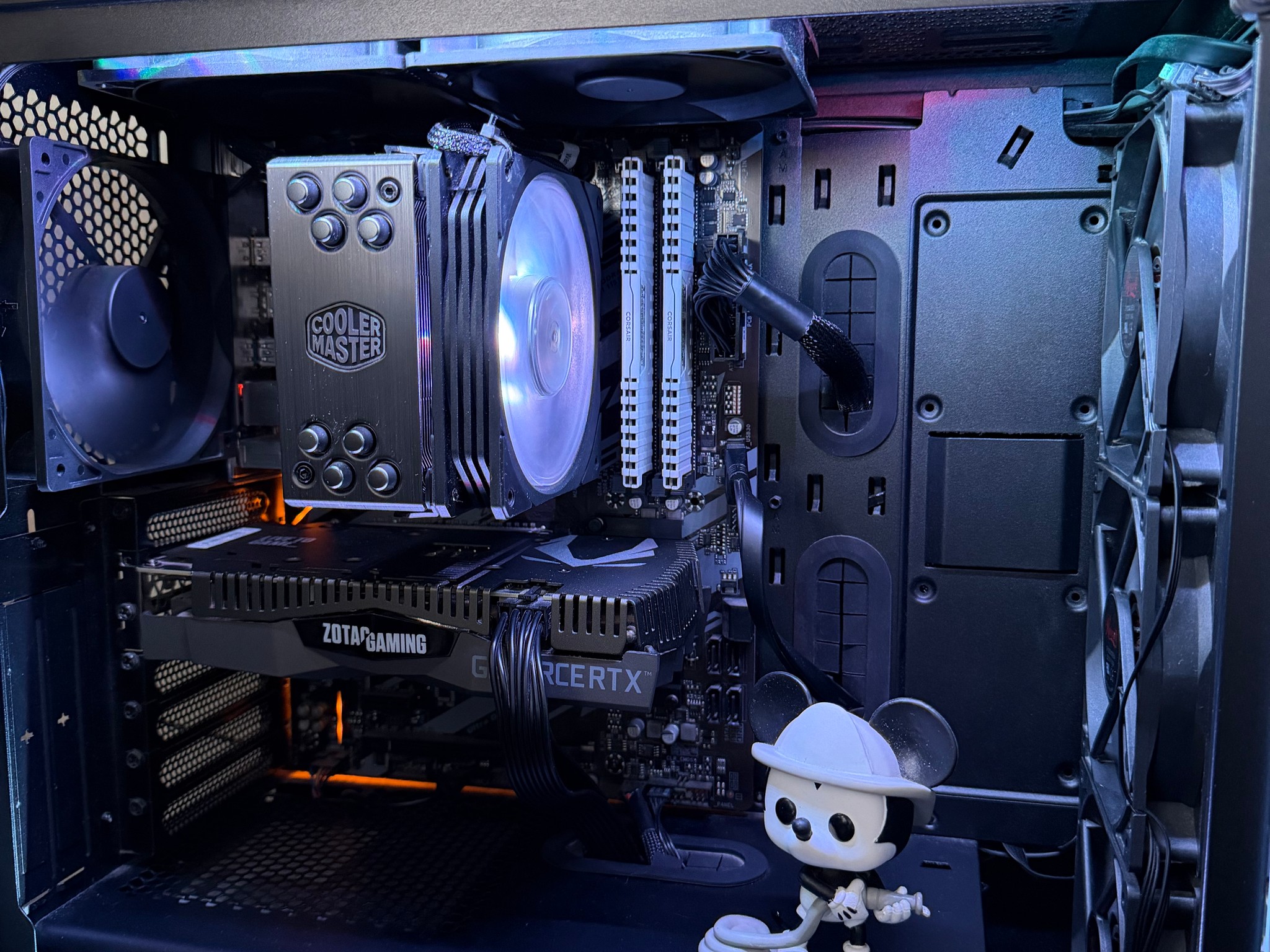 Black & White Geforce Zotac RTX 2060 & Intel i7 9700K Gaming PC