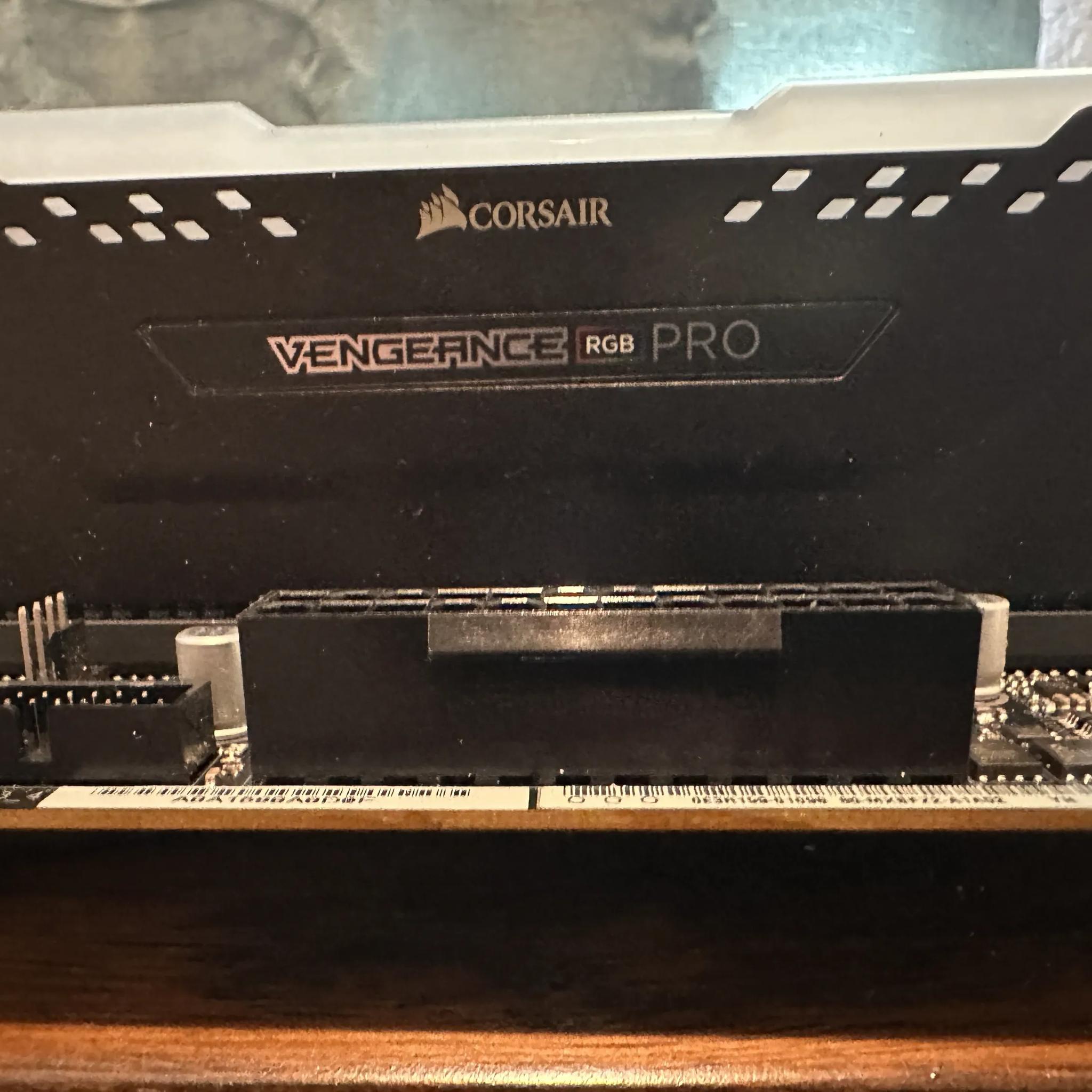 Intel i7-11700kf / ASRock Z590 C/AC WiFi Board / Corsair Vengeance Pro RGB 32gb DDR4-3200mhz RAM