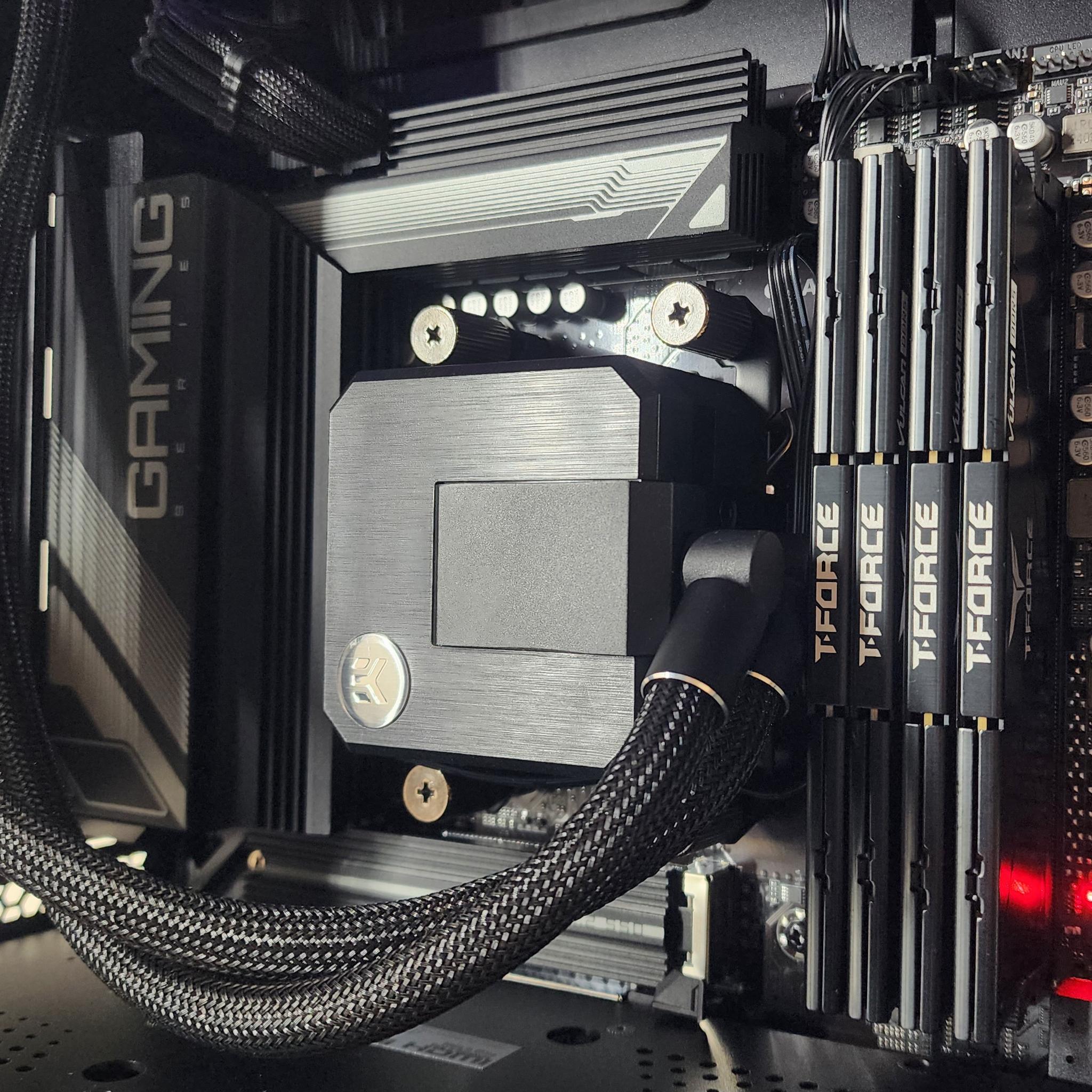 Gaming PC Ryzen 7 7700 32GB RAM 1TB SSD RX 7800 XT 16GB Windows 11 PC