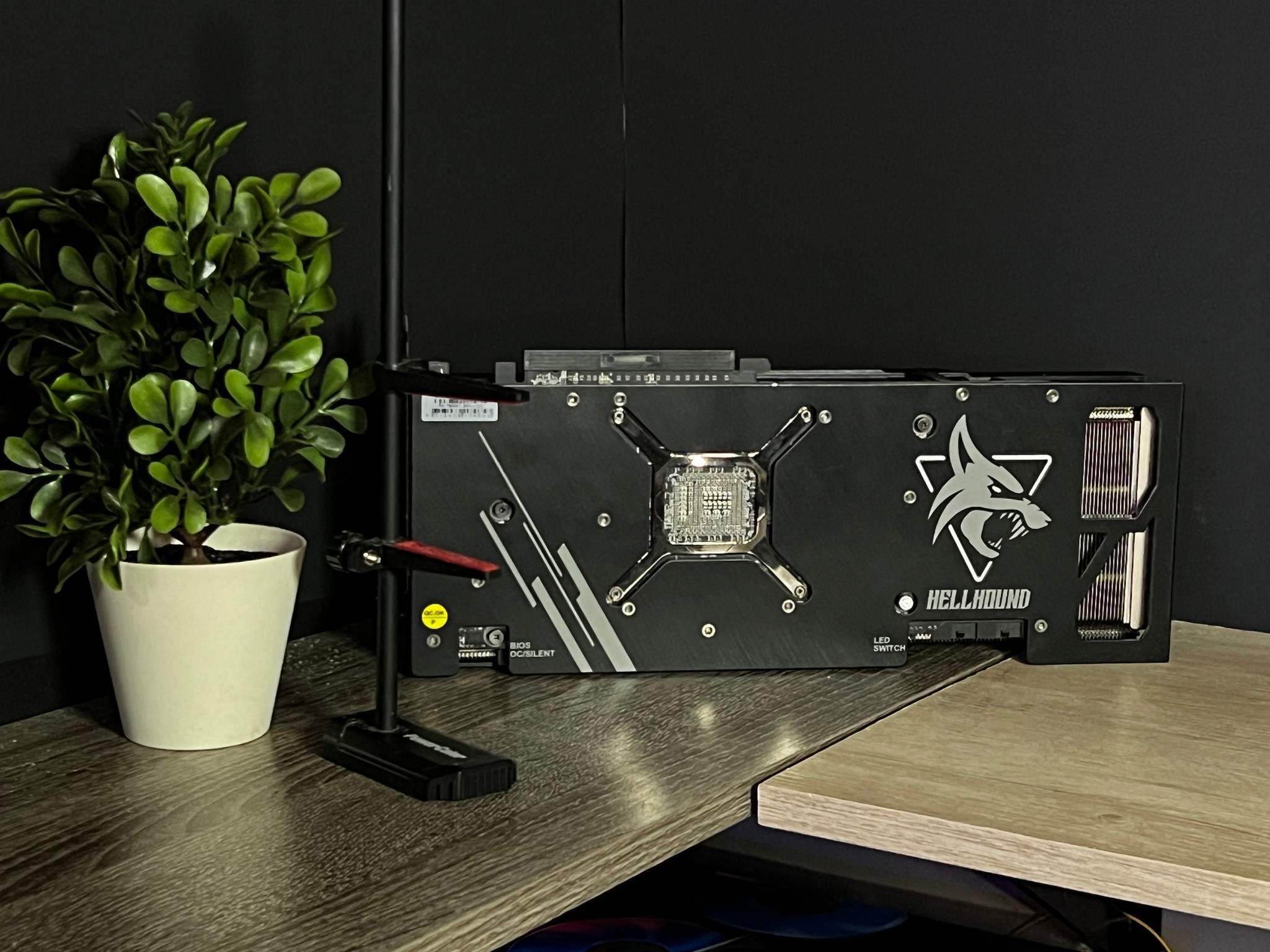 power color hellhound 7900xt 20g of ddr6 abel to play games at 4k comes with original box