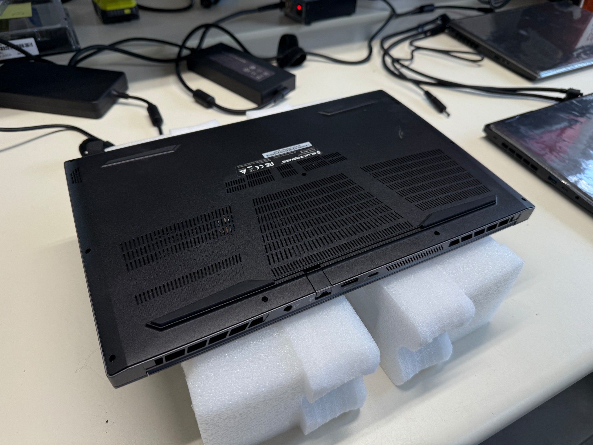Eluktronics Max-15, i7-10875H, RTX 2060, 32GB Ram, 2x 512GB SSD