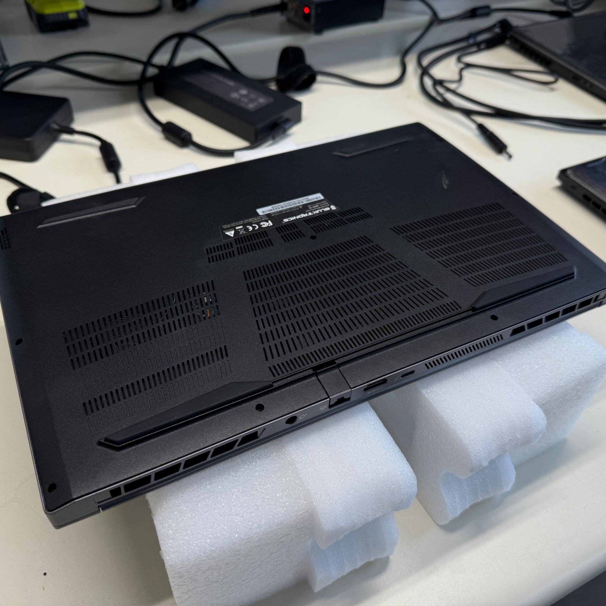 Eluktronics Max-15, i7-10875H, RTX 2060, 32GB Ram, 2x 512GB SSD