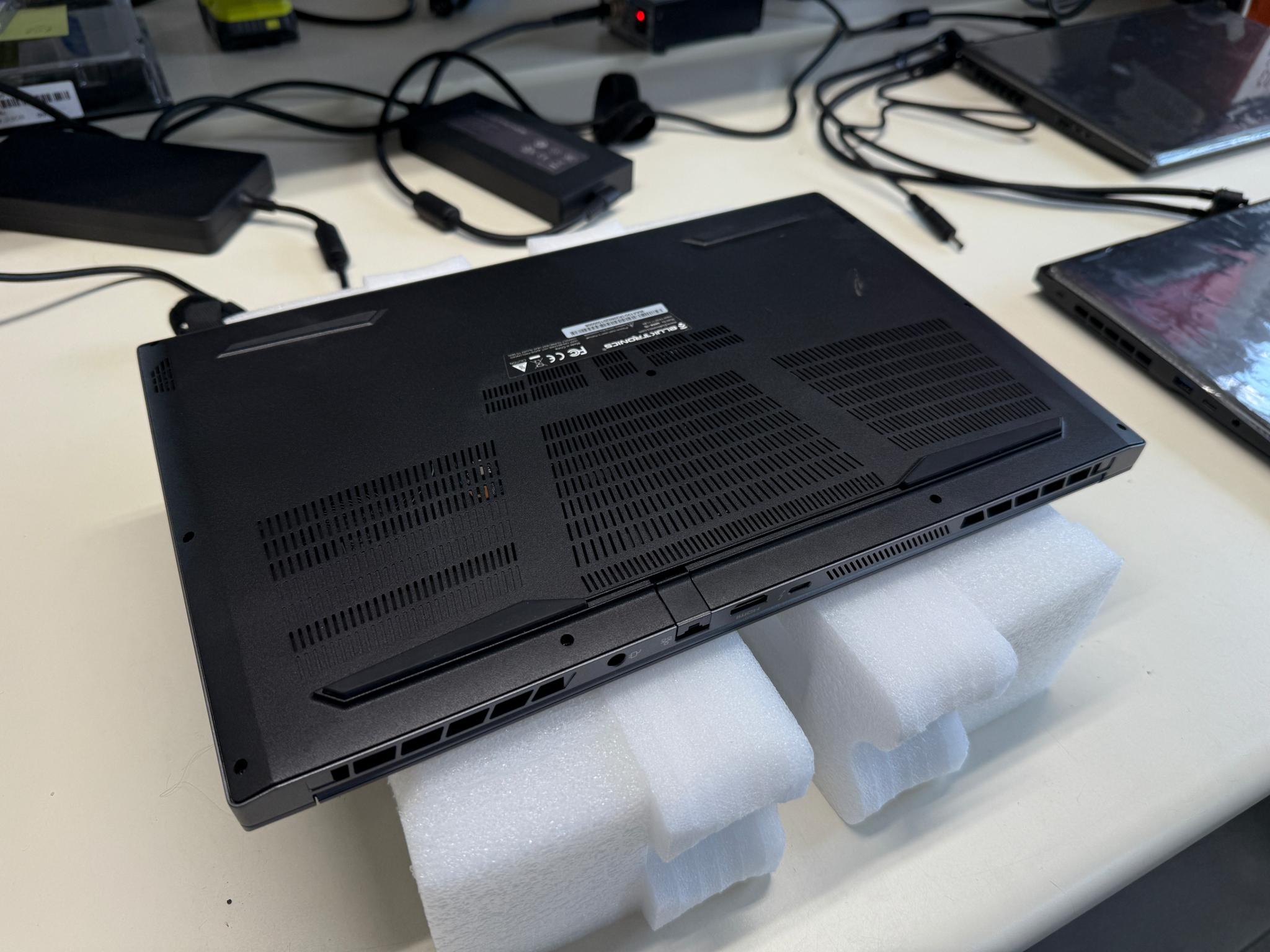 Eluktronics Max-15, i7-10875H, RTX 2060, 32GB Ram, 2x 512GB SSD