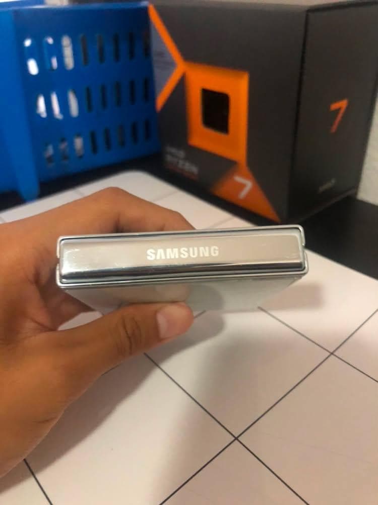 Samsung Galaxy Z Flip5 512GB Unlocked – Fully Working – Read Description
