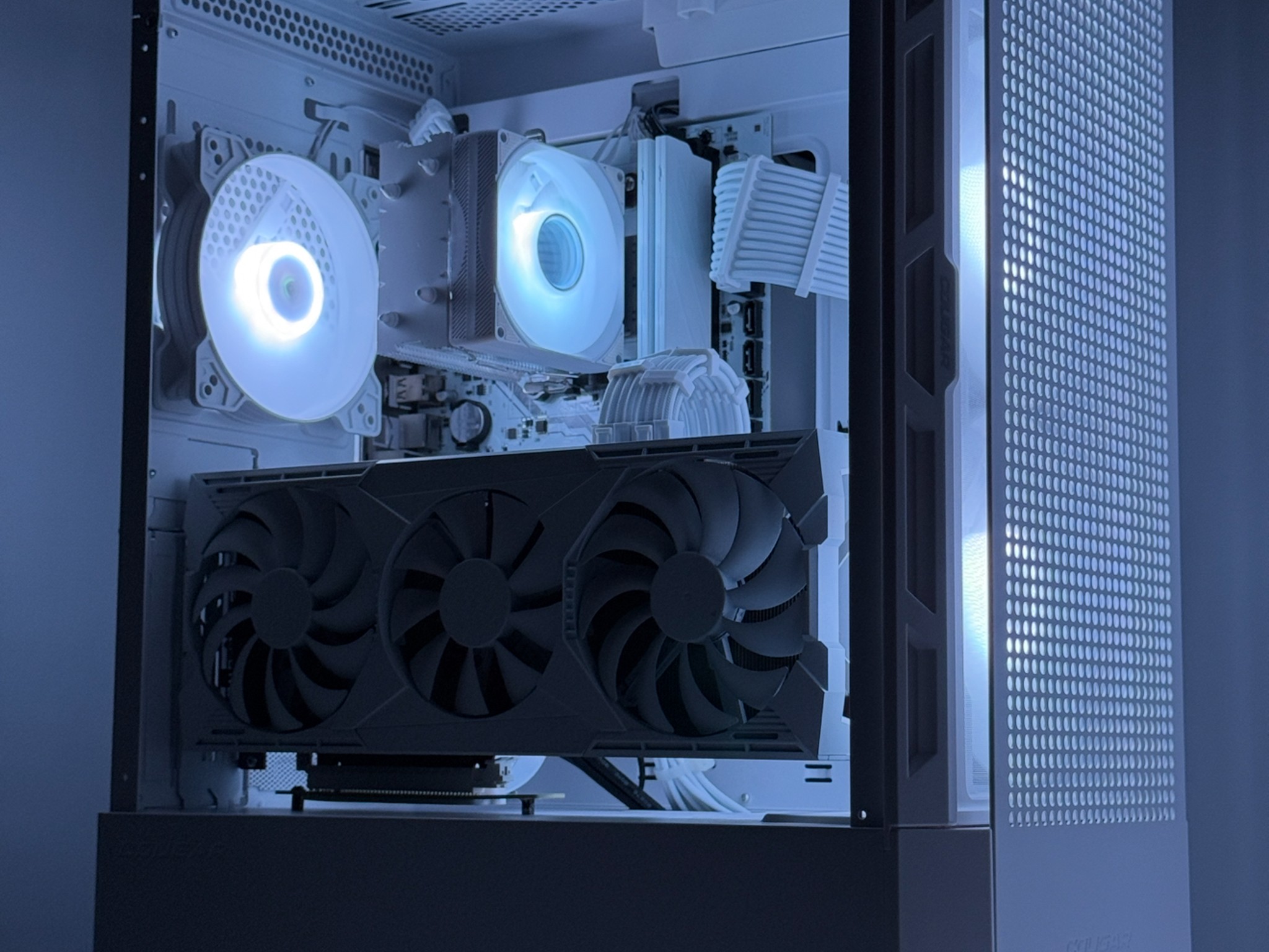 ⚪️FROSTBYTE STRIKER⚪️ 5700XT | RYZEN 5 | 16GB DDR4 | 1TB M.2