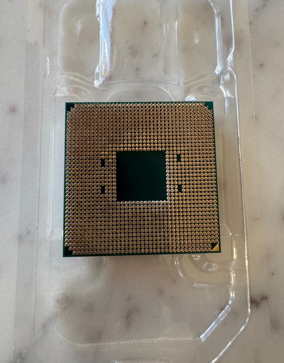 New AMD RYZEN 7 3700x and Wraith Prism RGB Cooler