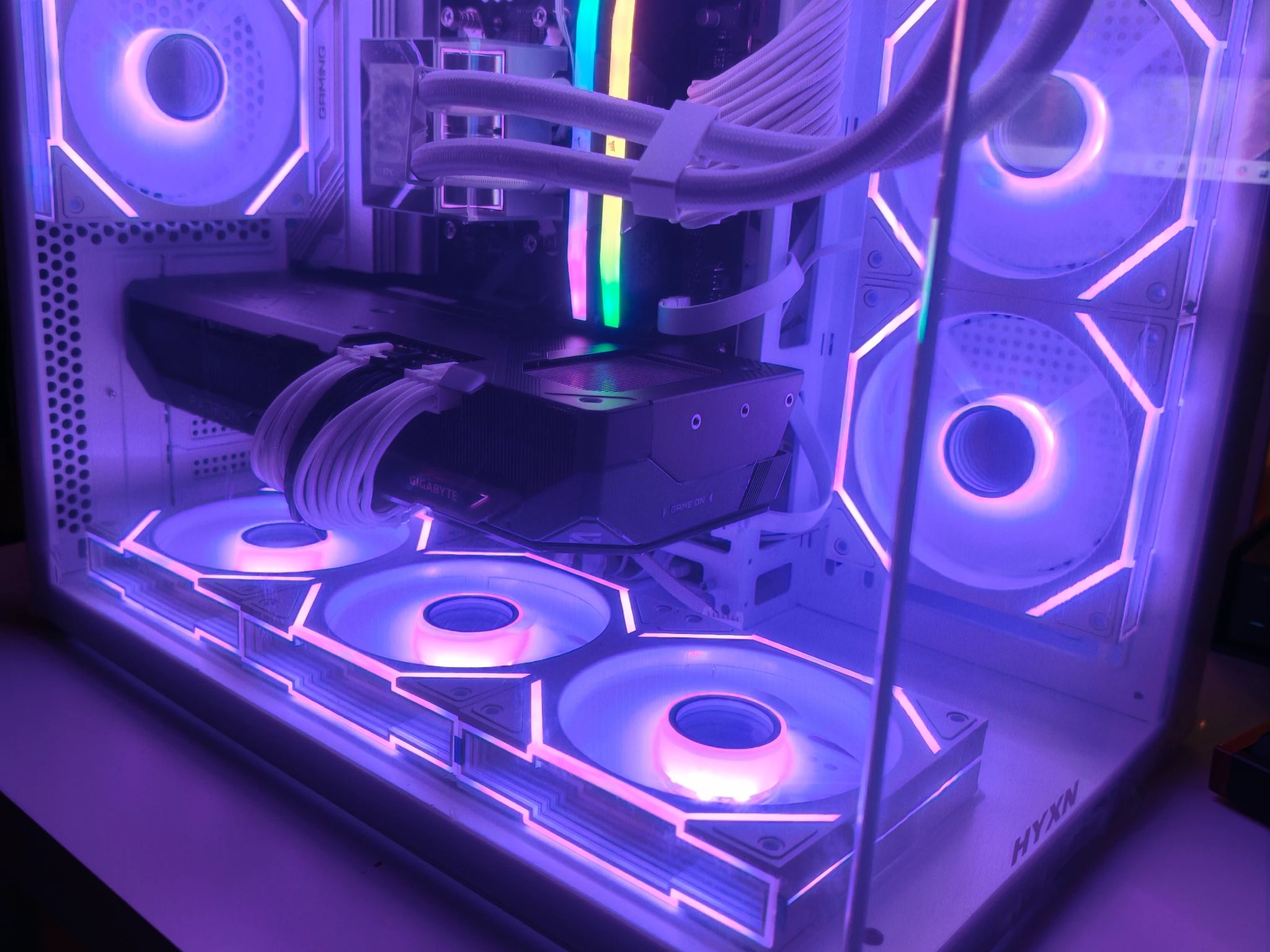 White 4K Gaming/Productivity Custom PC Radeon RX 9070 XT - Ryzen 9 7900X, 32GB RAM Scrren+Mirror Fan
