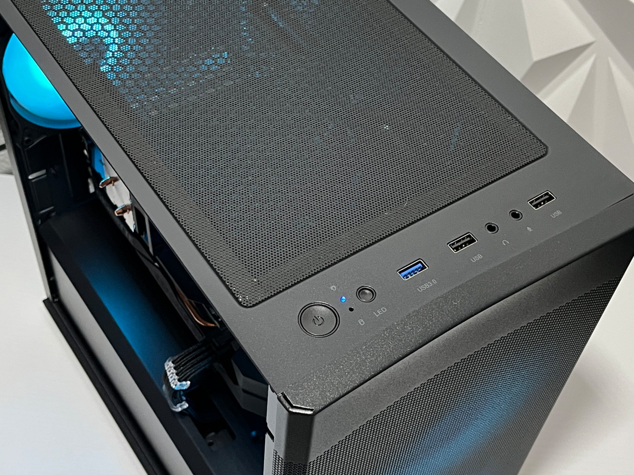 RTX 2060 Super 8GB, Ryzen 7 2700X, 16GB RAM | RGB Gaming Computer/PC