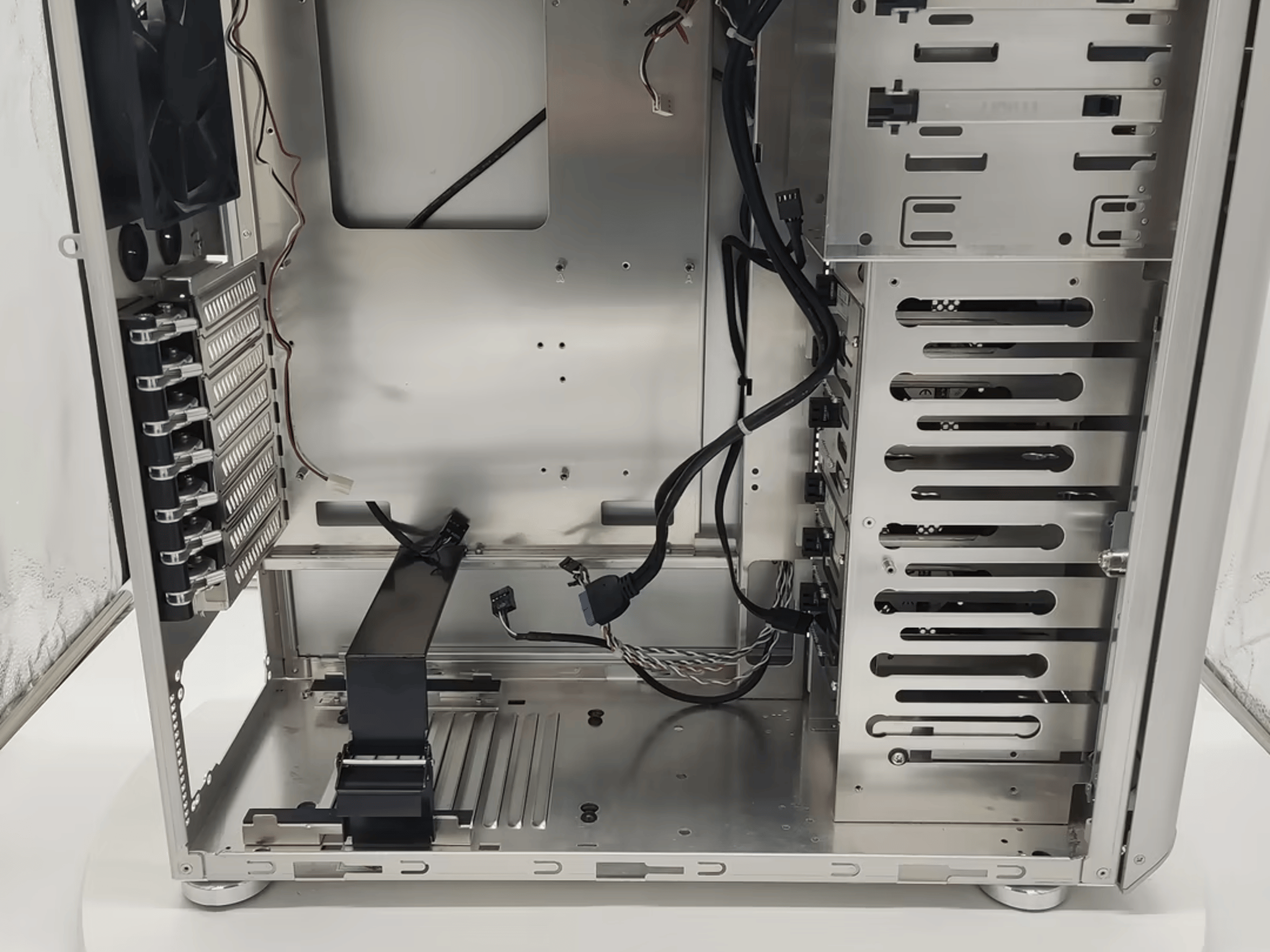 Lian Li PC-Z60 Mid Tower Chassis with 6x SATA Hot Swap Bays