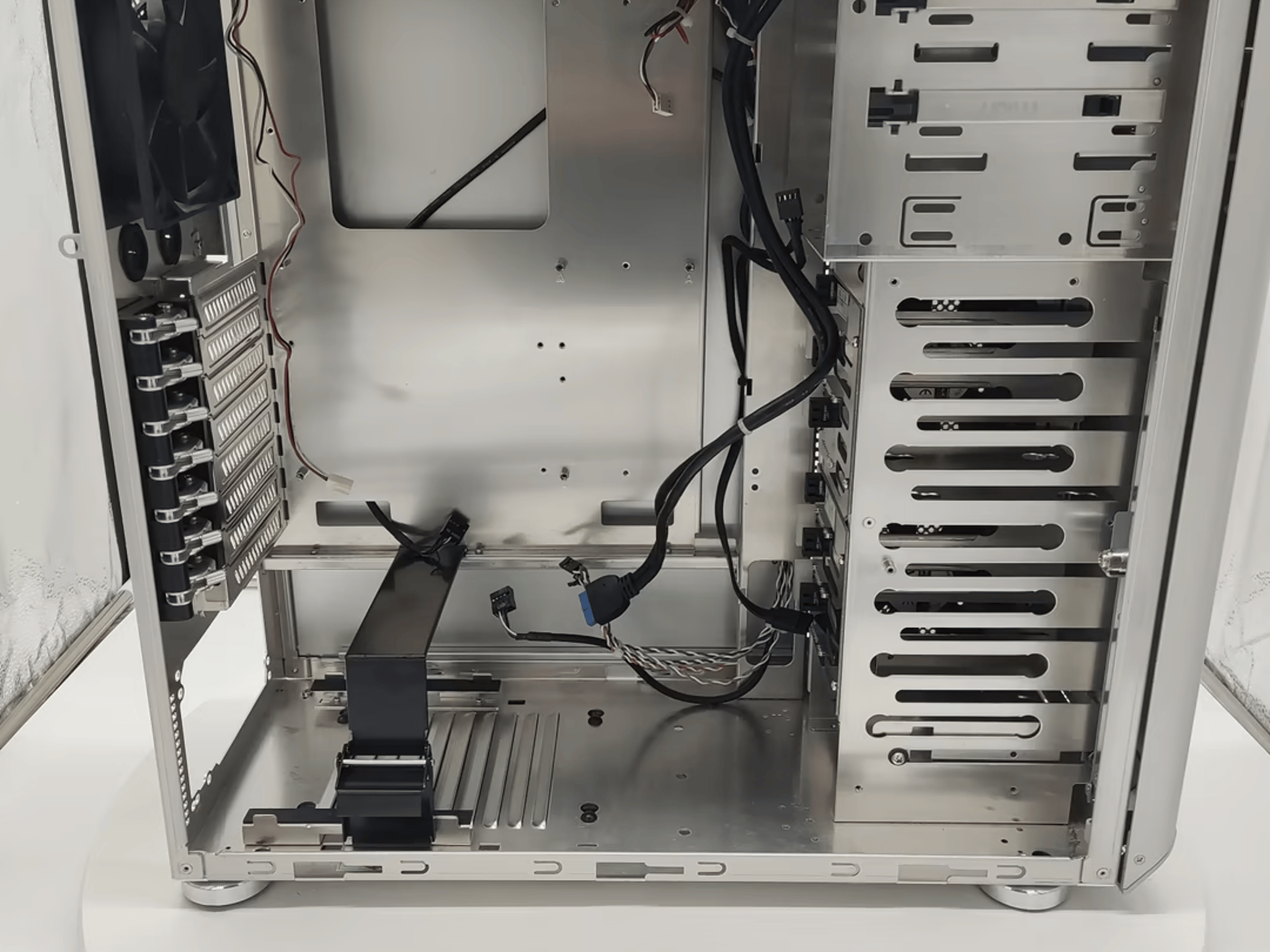 Lian Li PC-Z60 Mid Tower Chassis with 6x SATA Hot Swap Bays