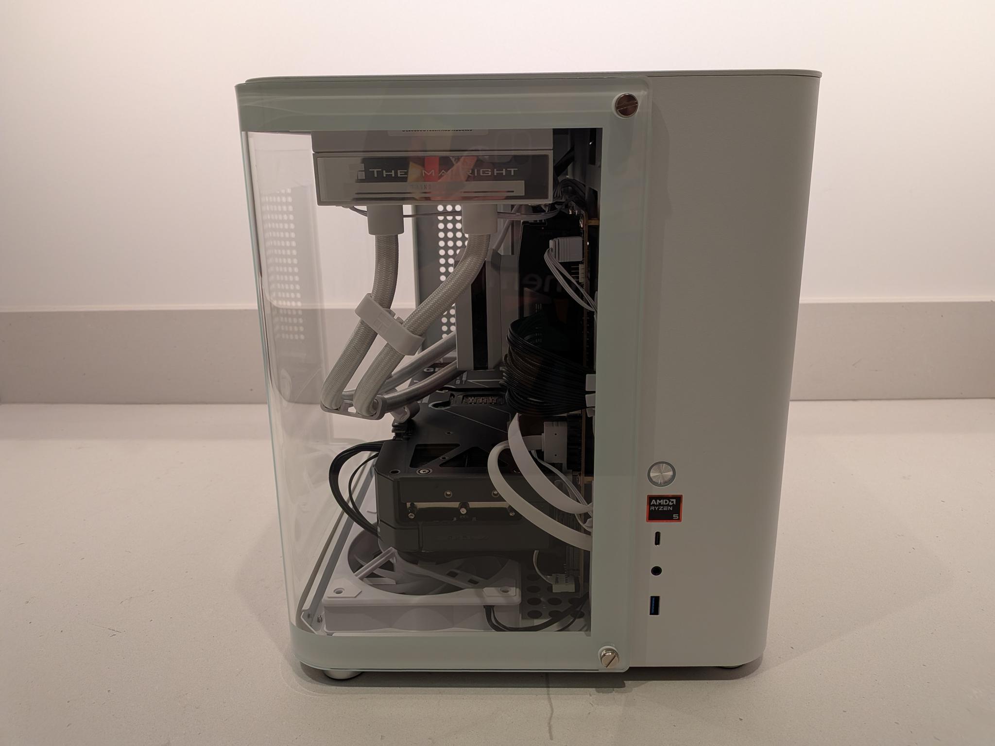 Bomb Devil Snow - RTX 5070, Ryzen 5 9600X, 32 GB DDR5 RAM, 2 TB Gen 5 NVME, RGB, Liquid Cooled