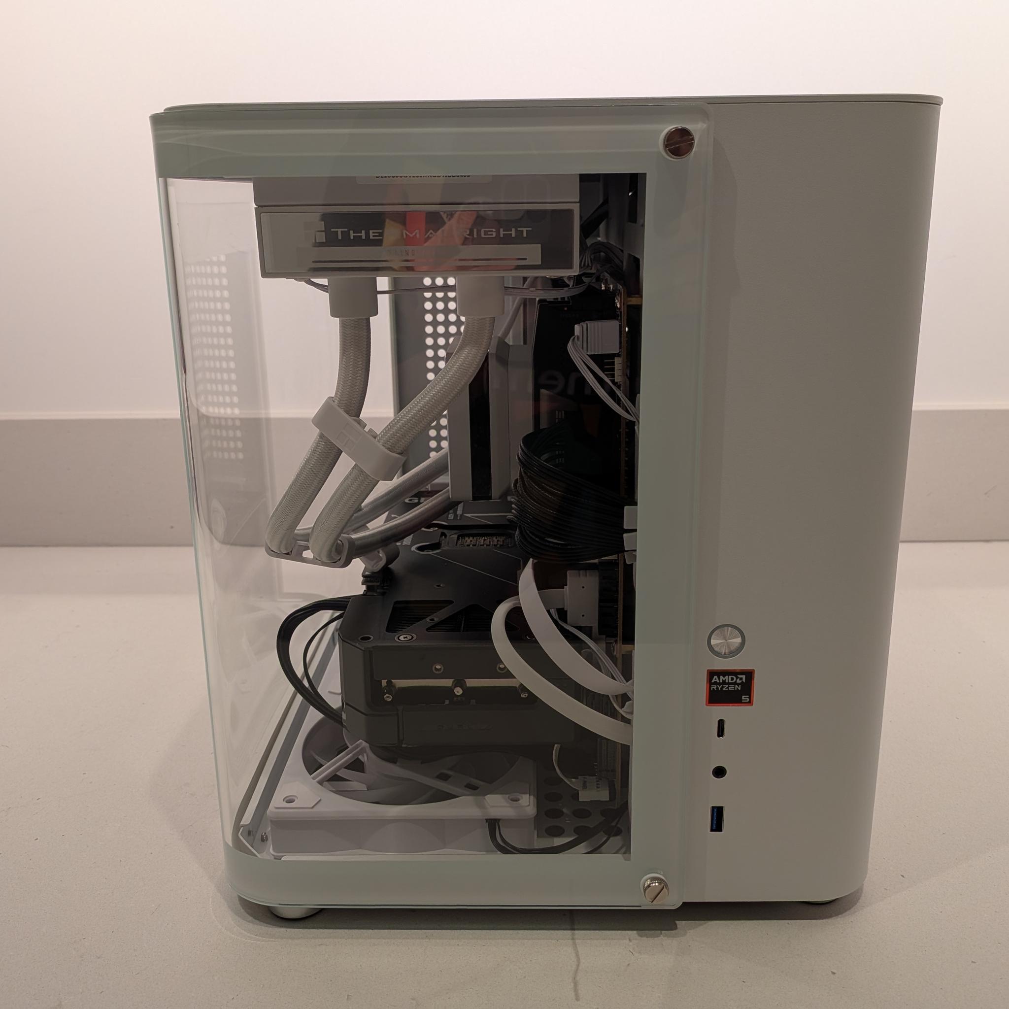 Bomb Devil Snow - RTX 5070, Ryzen 5 9600X, 32 GB DDR5 RAM, 2 TB Gen 5 NVME, RGB, Liquid Cooled