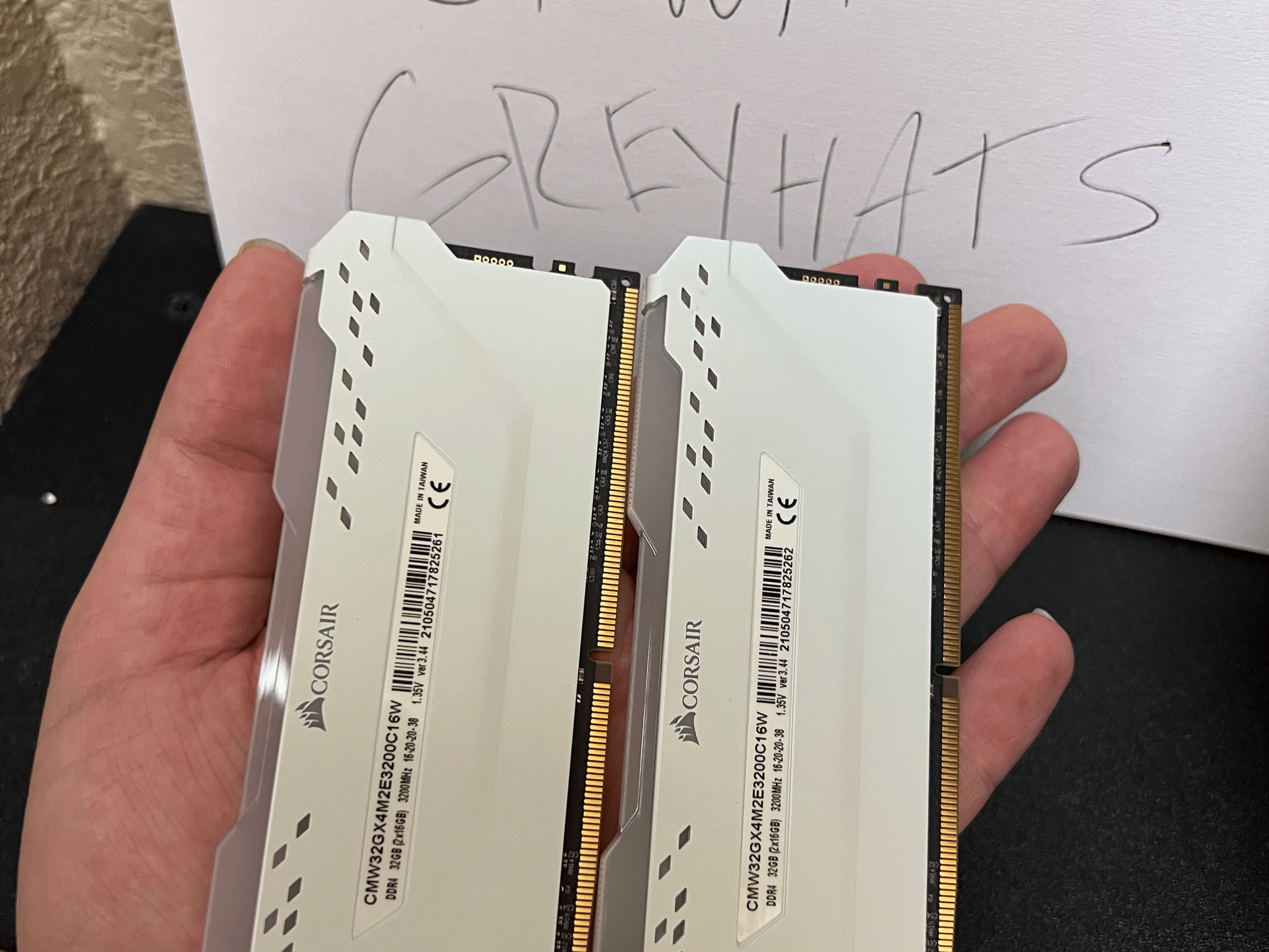 White Corsair Vengeance RGB Pro 32GB (2x 16 GB) WITH ADDITIONAL NON DRAM LIGHT KIT 