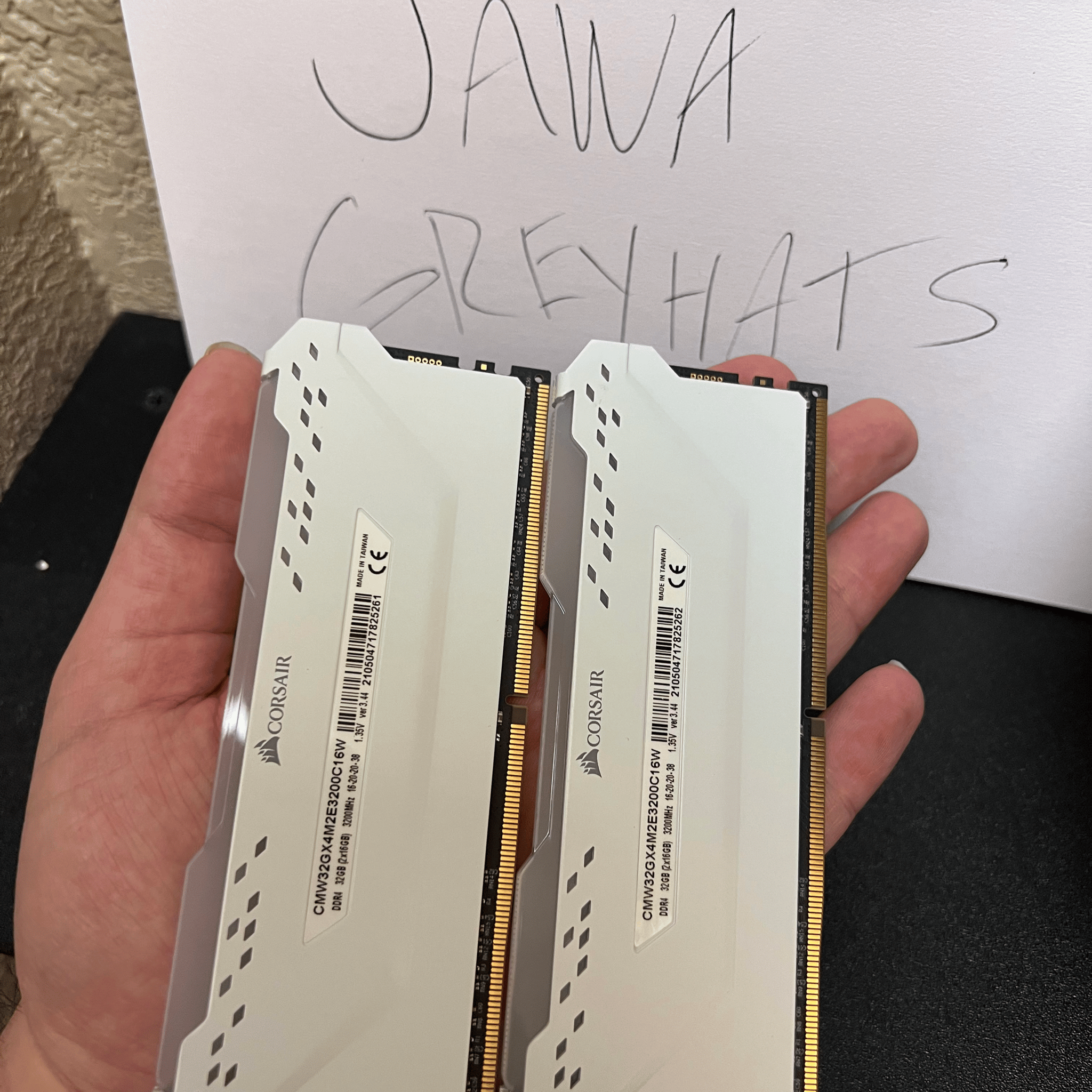 White Corsair Vengeance RGB Pro 32GB (2x 16 GB) WITH ADDITIONAL NON DRAM LIGHT KIT 