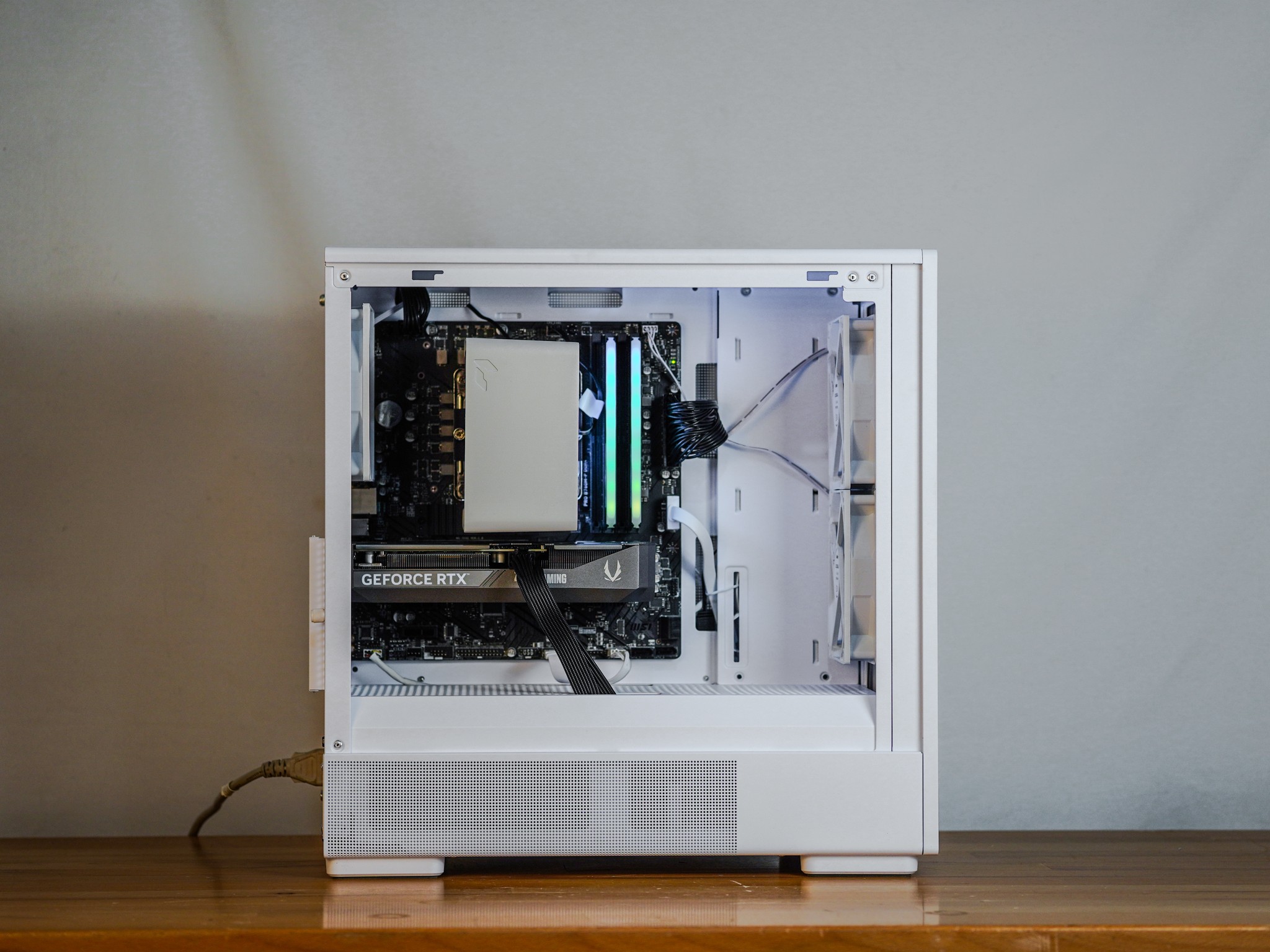EXT Namu 70X - Intel Core i5 14400F, RTX 5060 Ti 16GB, 32GB DDR4, 1TB SSD