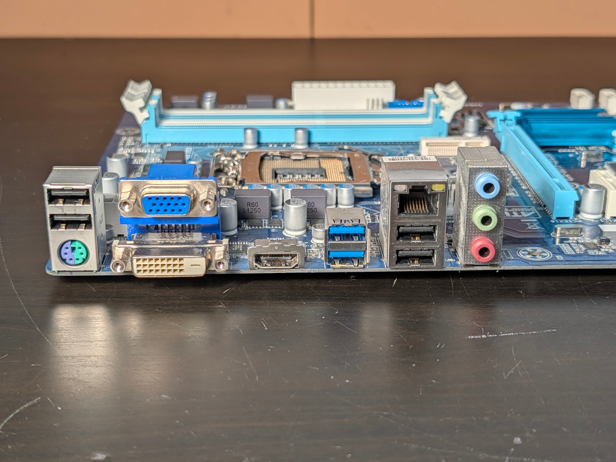 Gigabyte GA-H77-DS3H LGA1155 H77 Motherboard ATX VGA DDR3 Untested No IO Shield