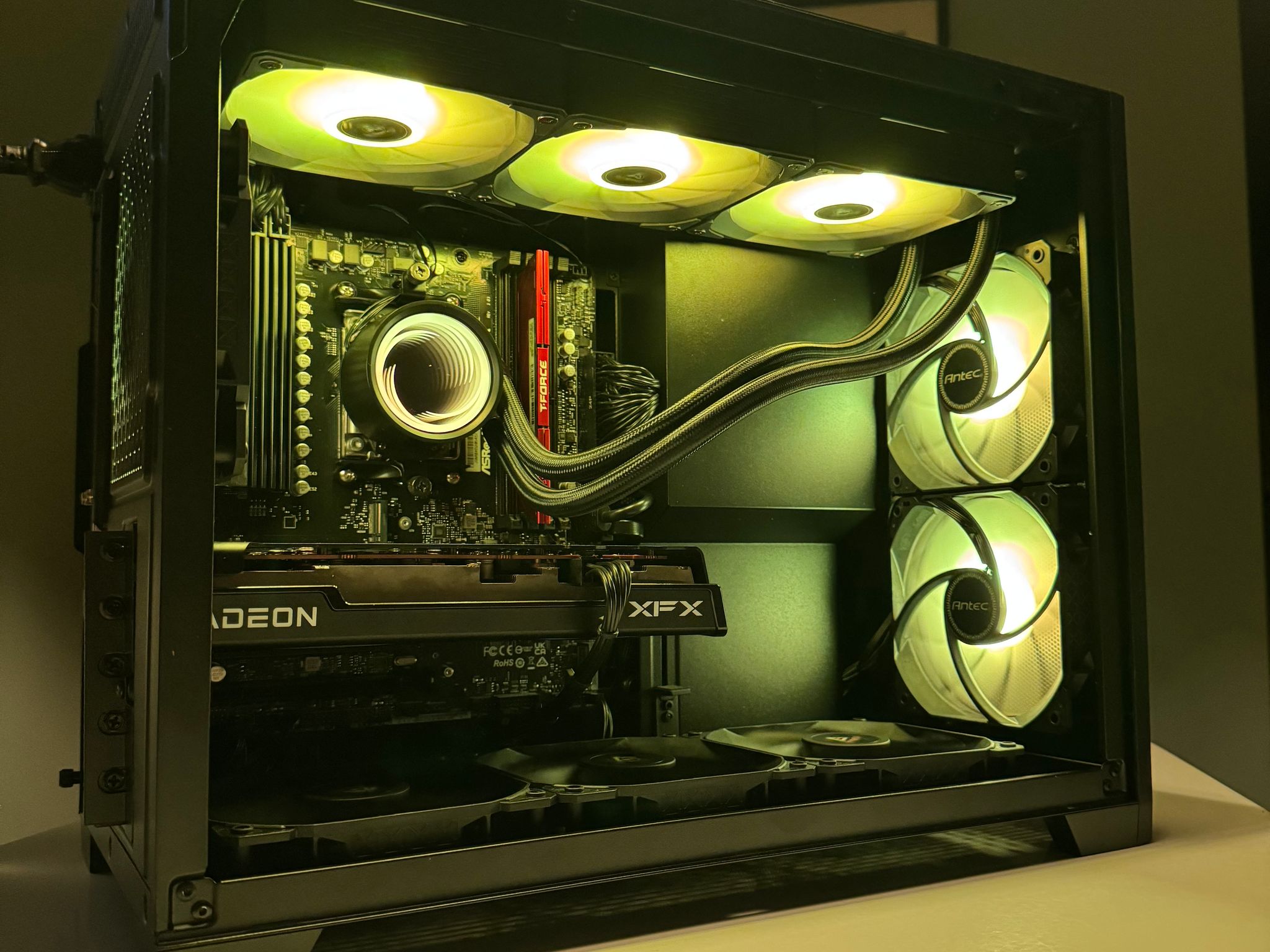 EmberStrike | Custom Gaming PC | RX 7600 - R5 8700F- 16GB Ram - 1TB SSD