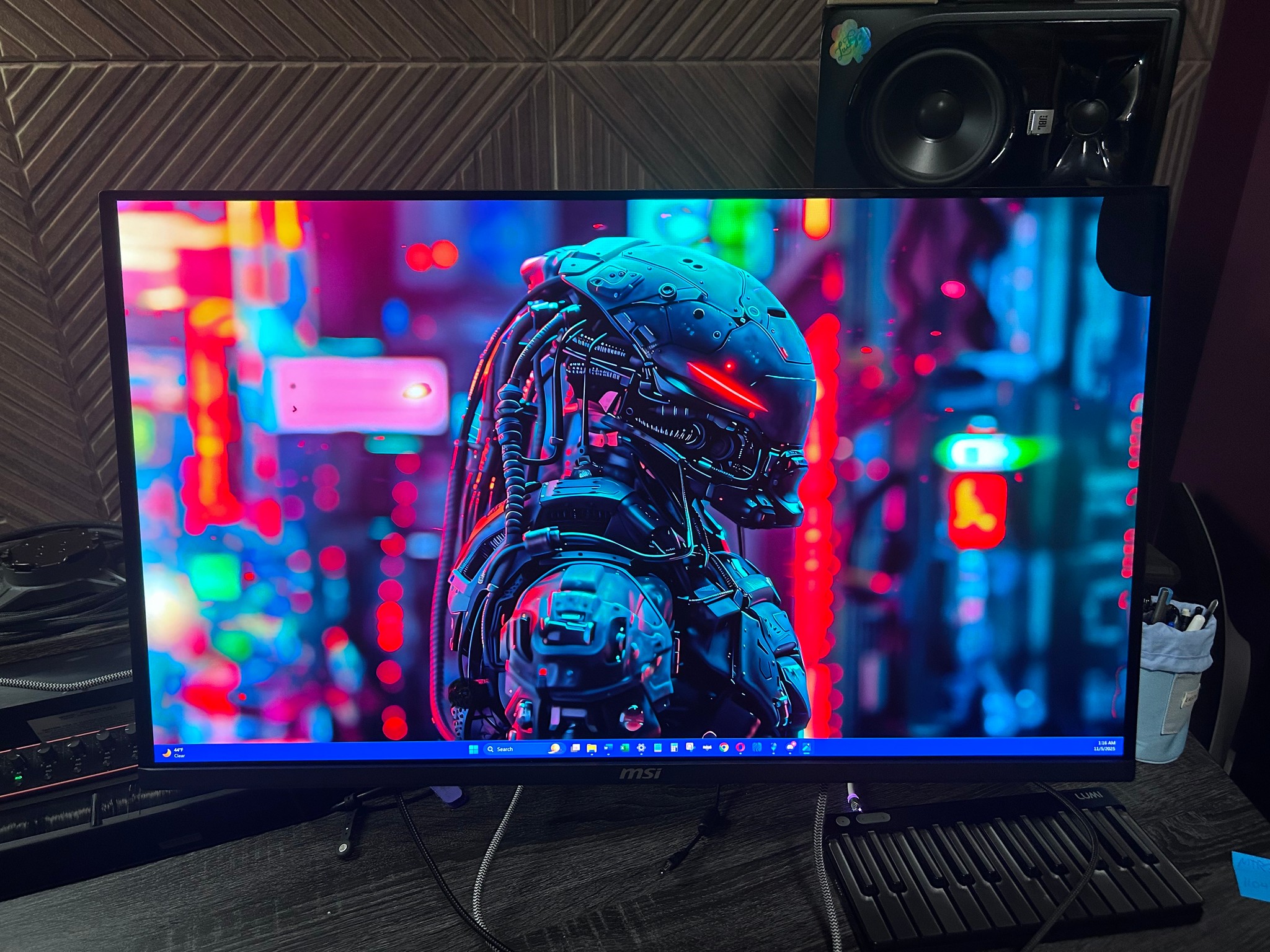 MSI QD-OLED 32" (4K) (165Hz) Gaming Monitor (MAG 321UP) (See Corner Damage) (Accepting Offers)