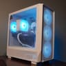 🤍ARCTIC🤍 1440p/1080p GAMING MACHINE 💚RTX 4060 🧡 Ryzen 5 3600 | 16GB | WIFI | WIN 11