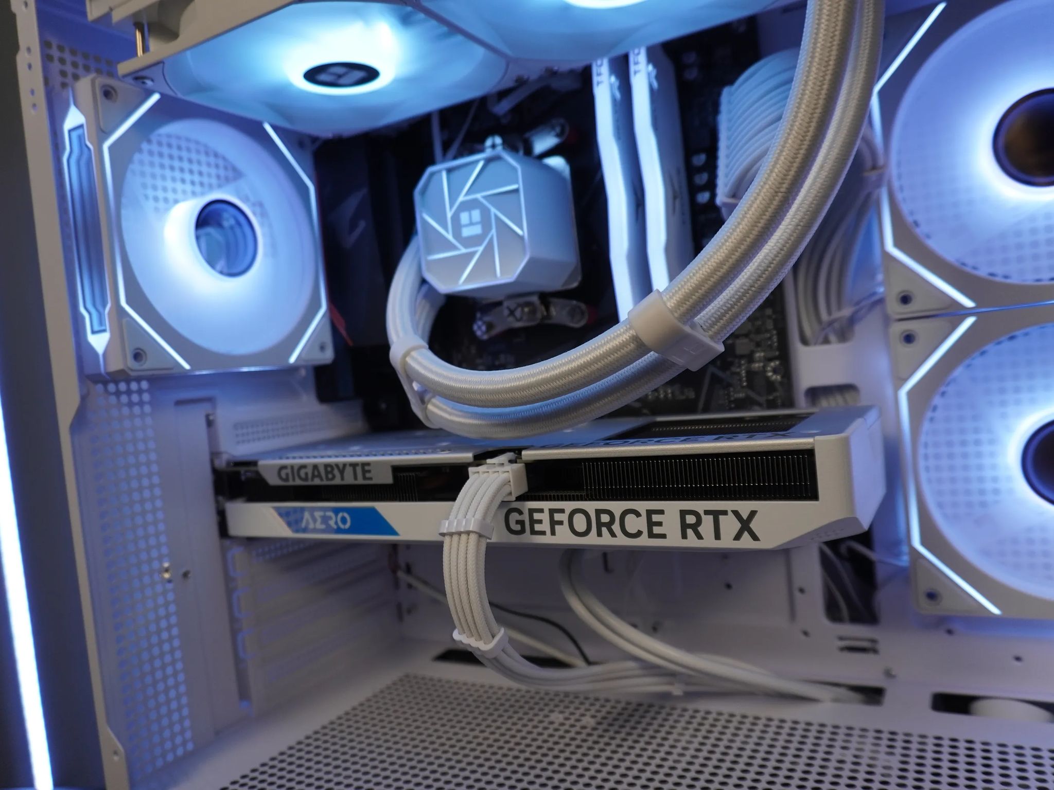 🤍CLEAN🤍 1080p MACHINE | 💚 RTX 4060 | 🧡 Ryzen 5 5600 | 1TB NVME SSD | 16GB DDR4 RAM | WIN 11