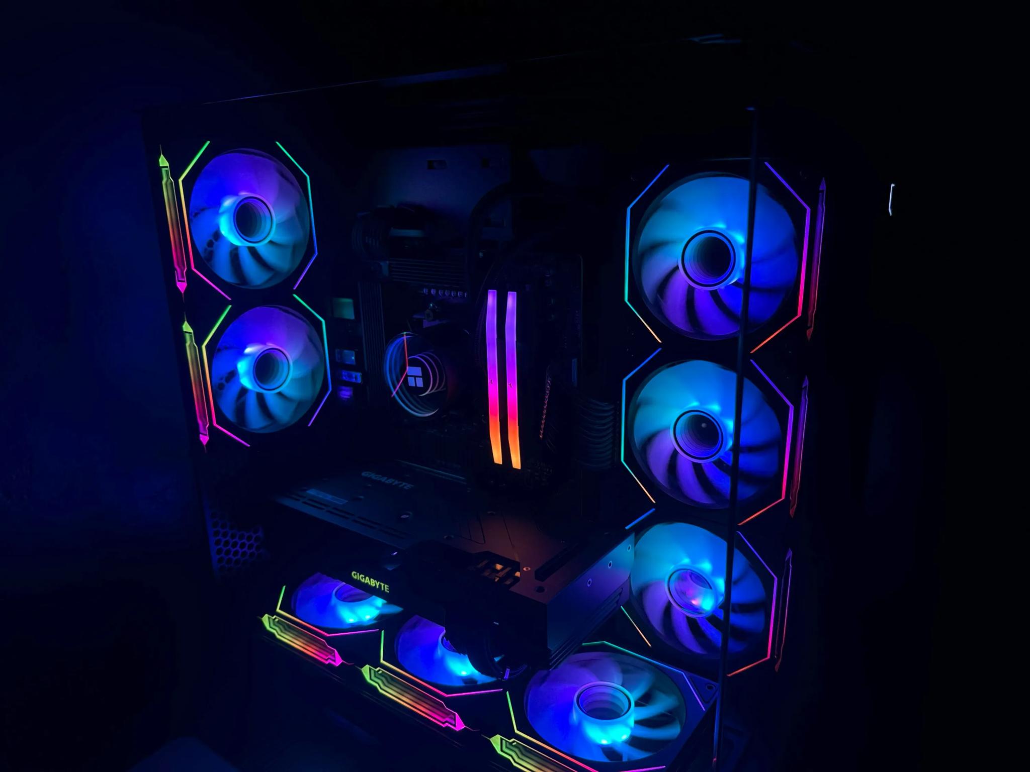 BIG SALE New Sleek Black Fishtank RGB Custom 1440p Gaming PC – GPU : 7700XT CPU : 9600X