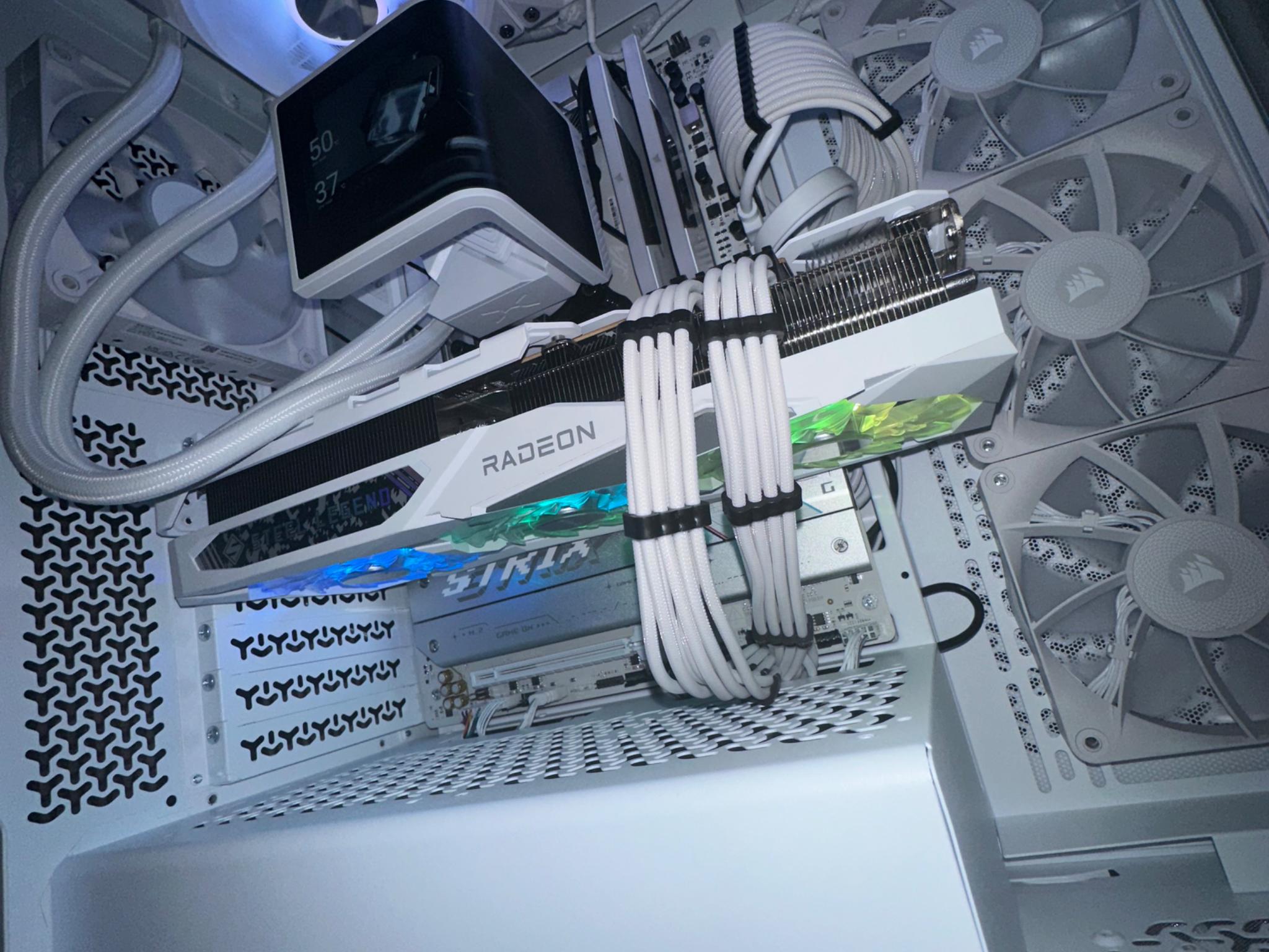 WHITE ASRock Steel Legend Radeon RX 7800 XT 16GB