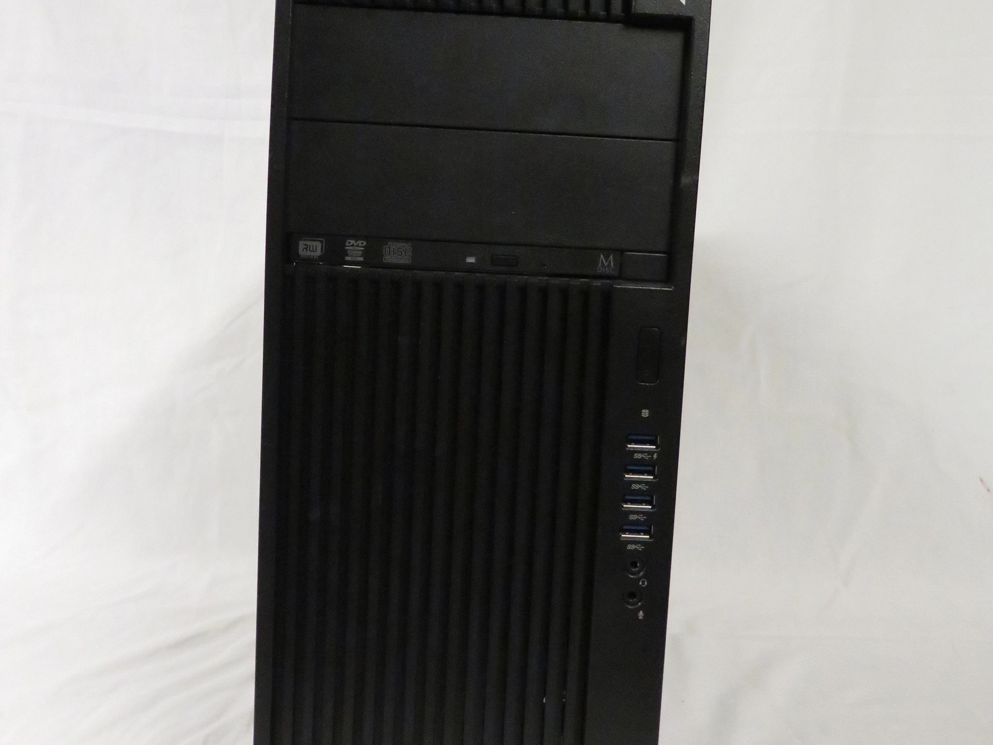 Sleeping beauty! Intel Xeon E5 1650 V3 with a RX6600. High refresh rate 1080p