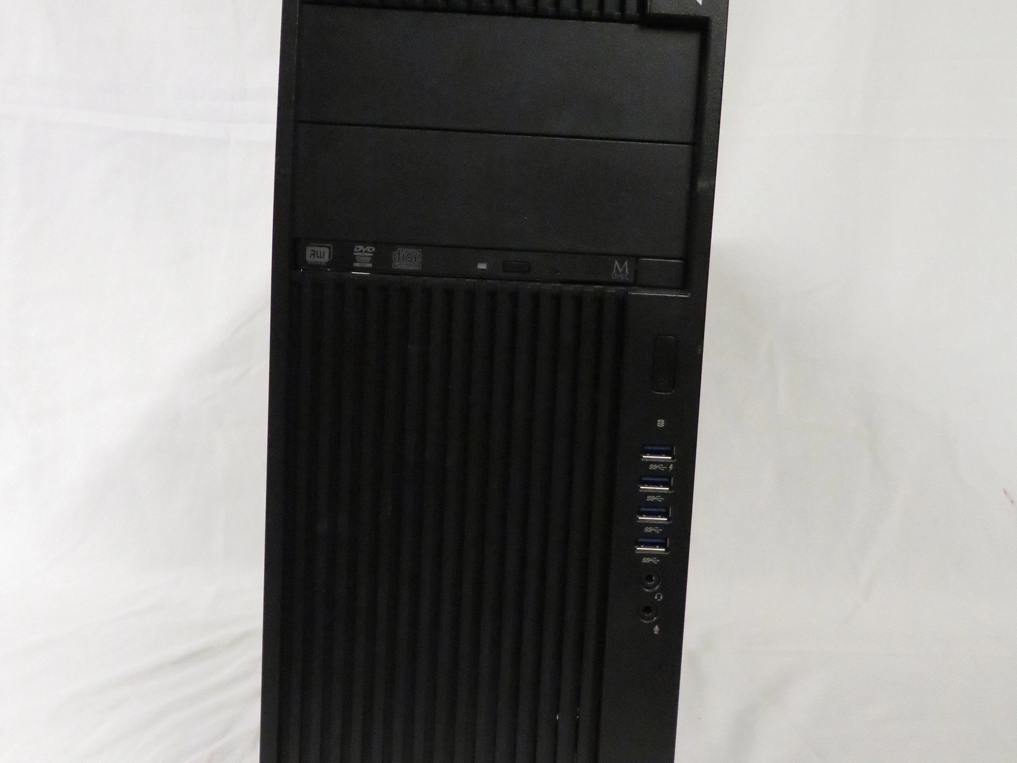 Sleeping beauty! Intel Xeon E5 1650 V3 with a RX6600. High refresh rate 1080p