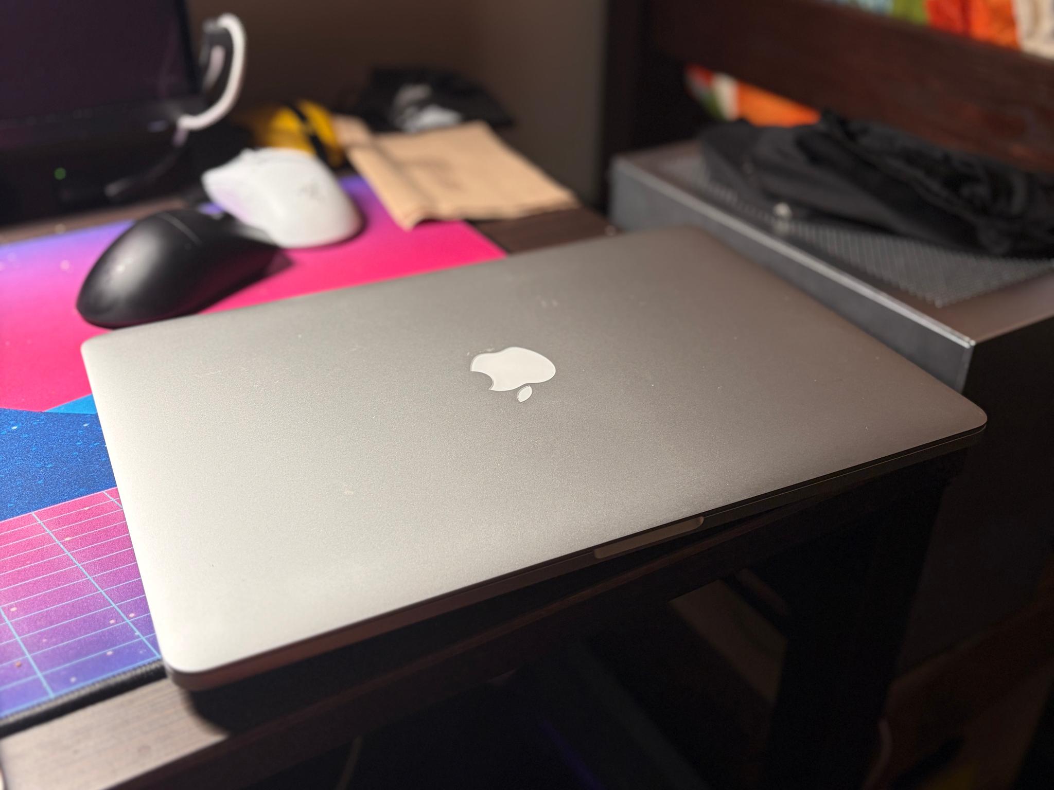 Apple Macbook Pro 15-inch 2015 (4-Core 2.8 Ghz i7, 16GB RAM, 1TB SSD) (MAX-SPEC)