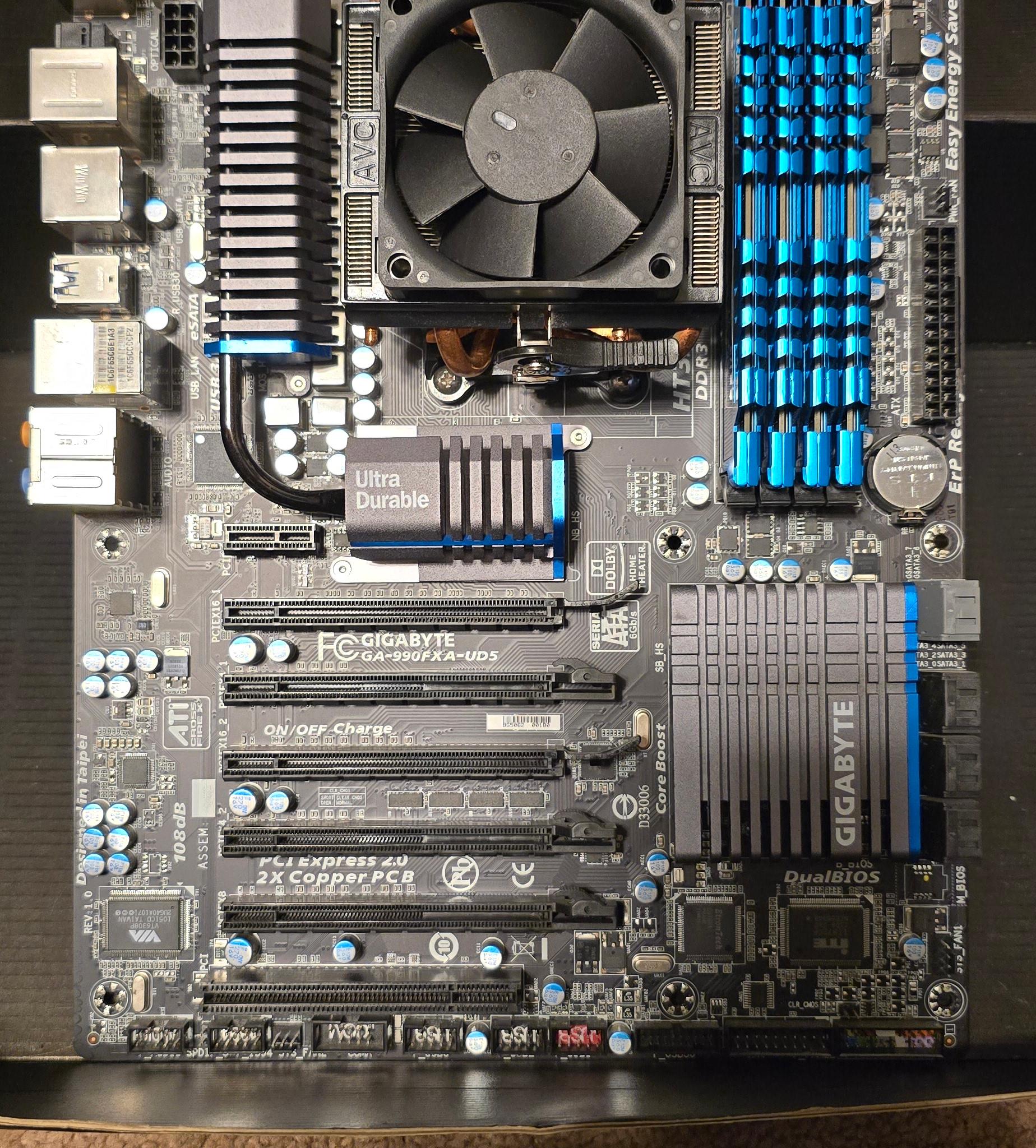 Gigabyte GA-990FXA-UD5 Bundle