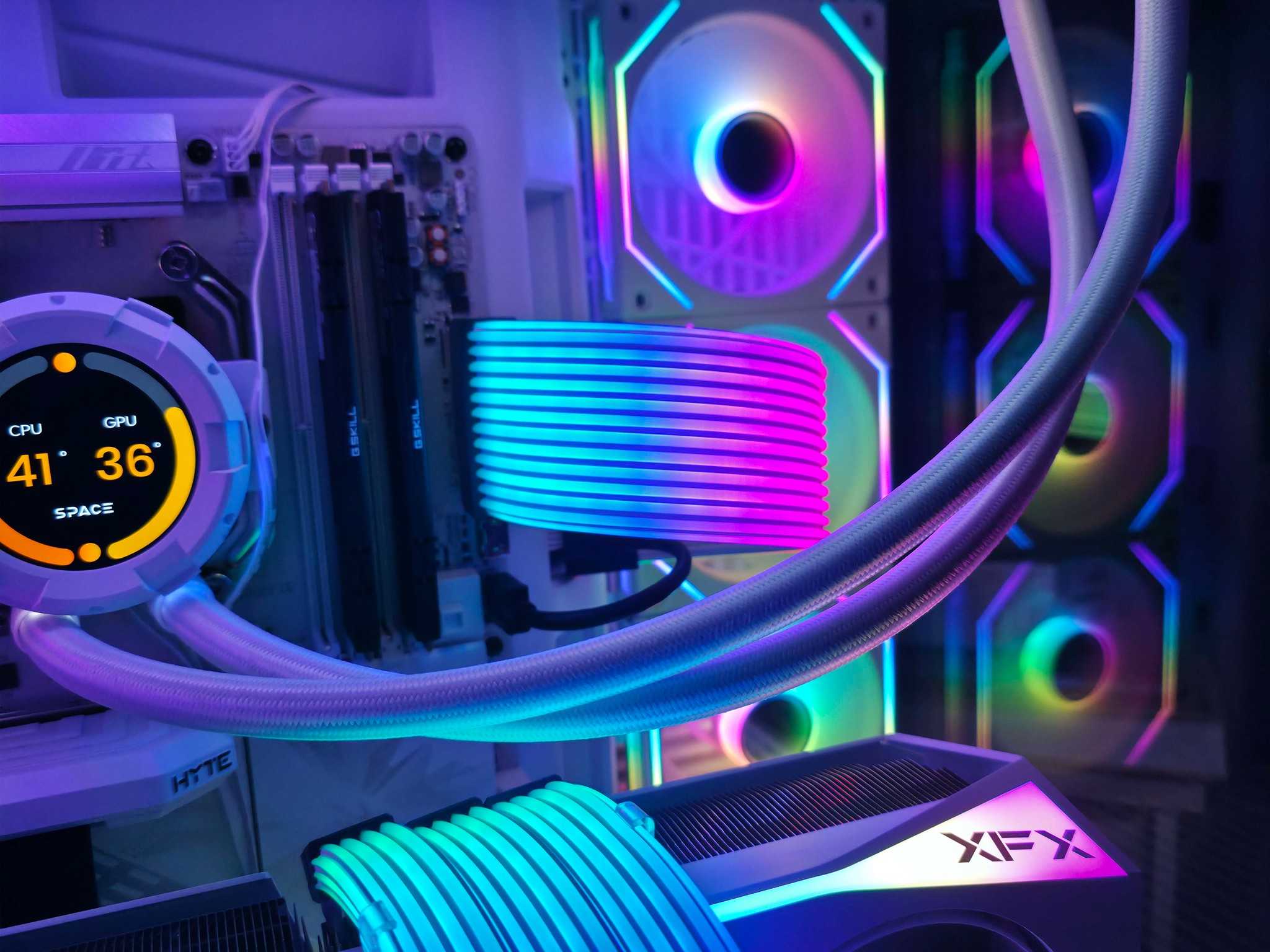 Gaming PC - RX 9070 XT - Ryzen 7 9800X3D - 32GB RAM - 2TB NVME SSD