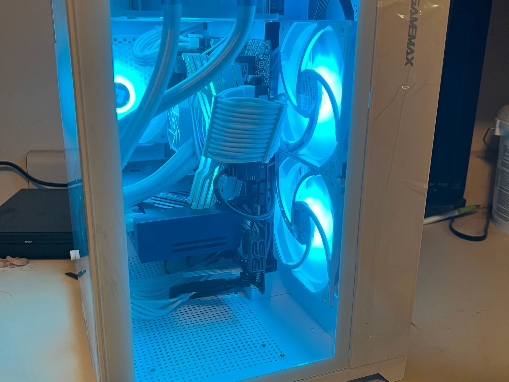 GLACIOUS(i5 10400f, Oloy Warhawk DDR4 16GB, Arc A580, Apevia Galaxy 650w 80+Gold, Thermalright AIO)