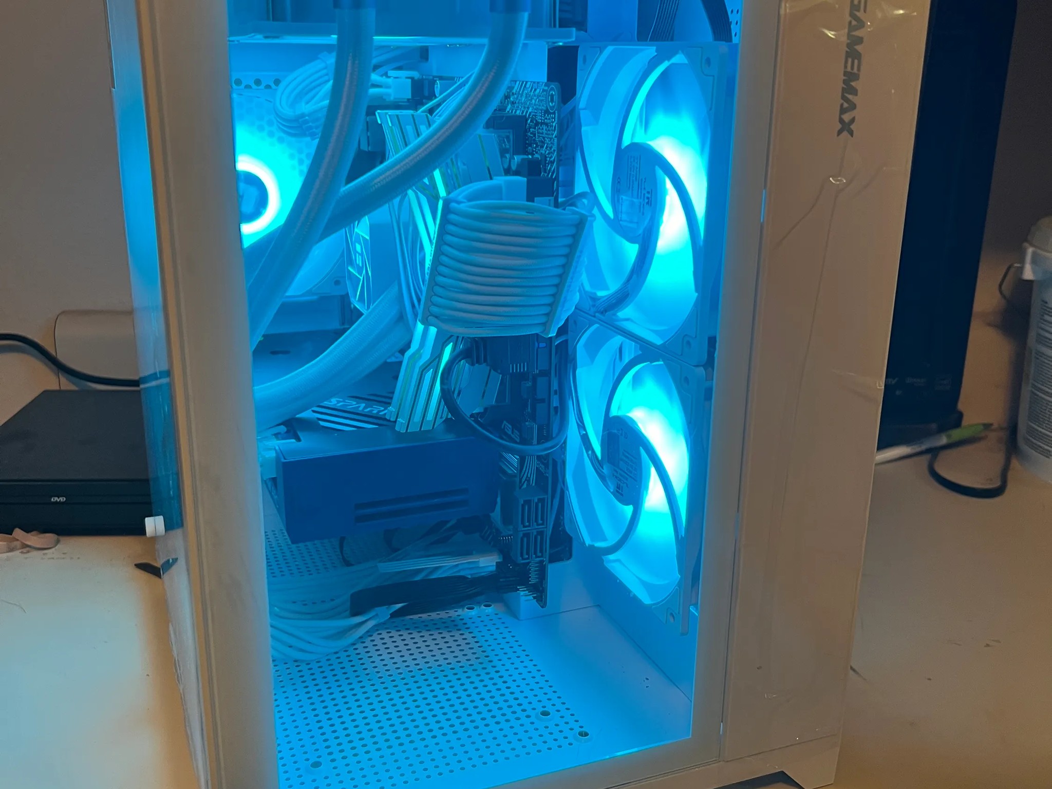 GLACIOUS(i5 10400f, Oloy Warhawk DDR4 16GB, Arc A580, Apevia Galaxy 650w 80+Gold, Thermalright AIO)
