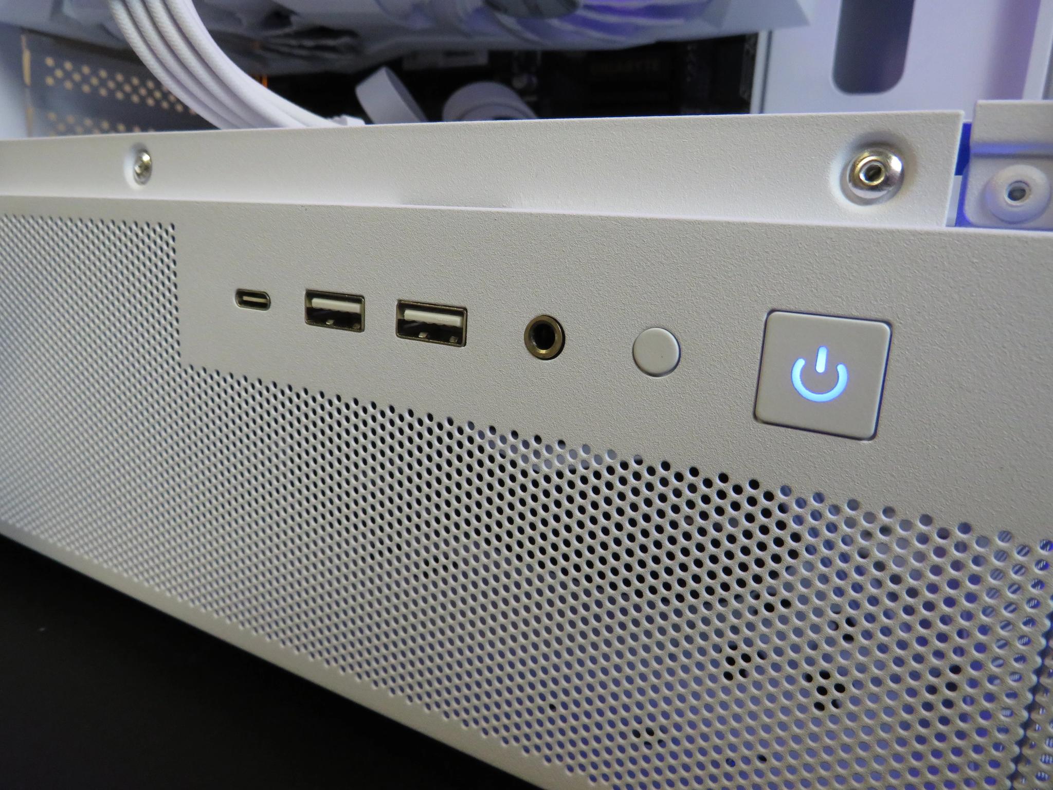 Beautiful Gamer: Ryzen 5 5600 + RX 6600 + 32 GB DDR4 + 1 TB NVME SSD