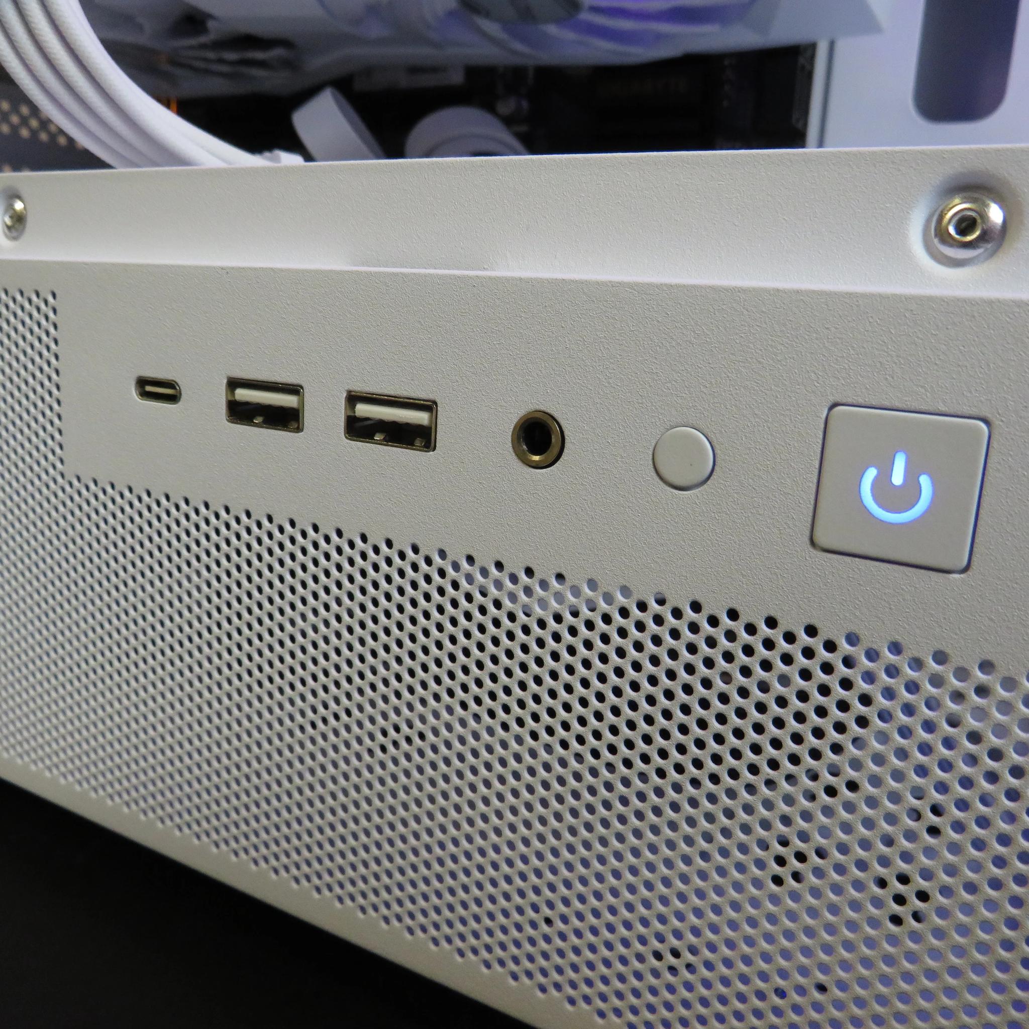 Beautiful Gamer: Ryzen 5 5600 + RX 6600 + 32 GB DDR4 + 1 TB NVME SSD