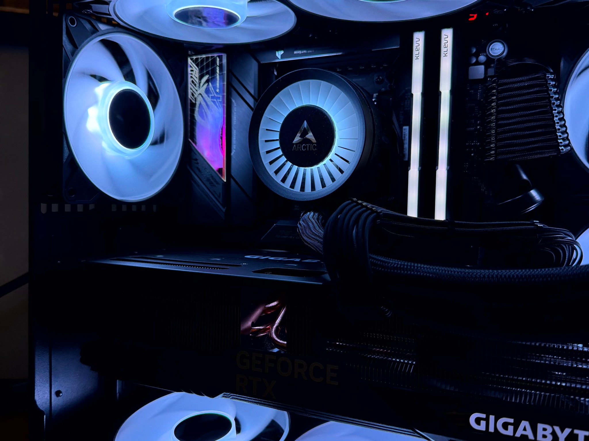 Tveir Hrafnar - RTX 4080 Super OC | Ryzen 9 7900x3d | 32G RAM @6400MT/sec | 4TB Storage | 1000W PSU