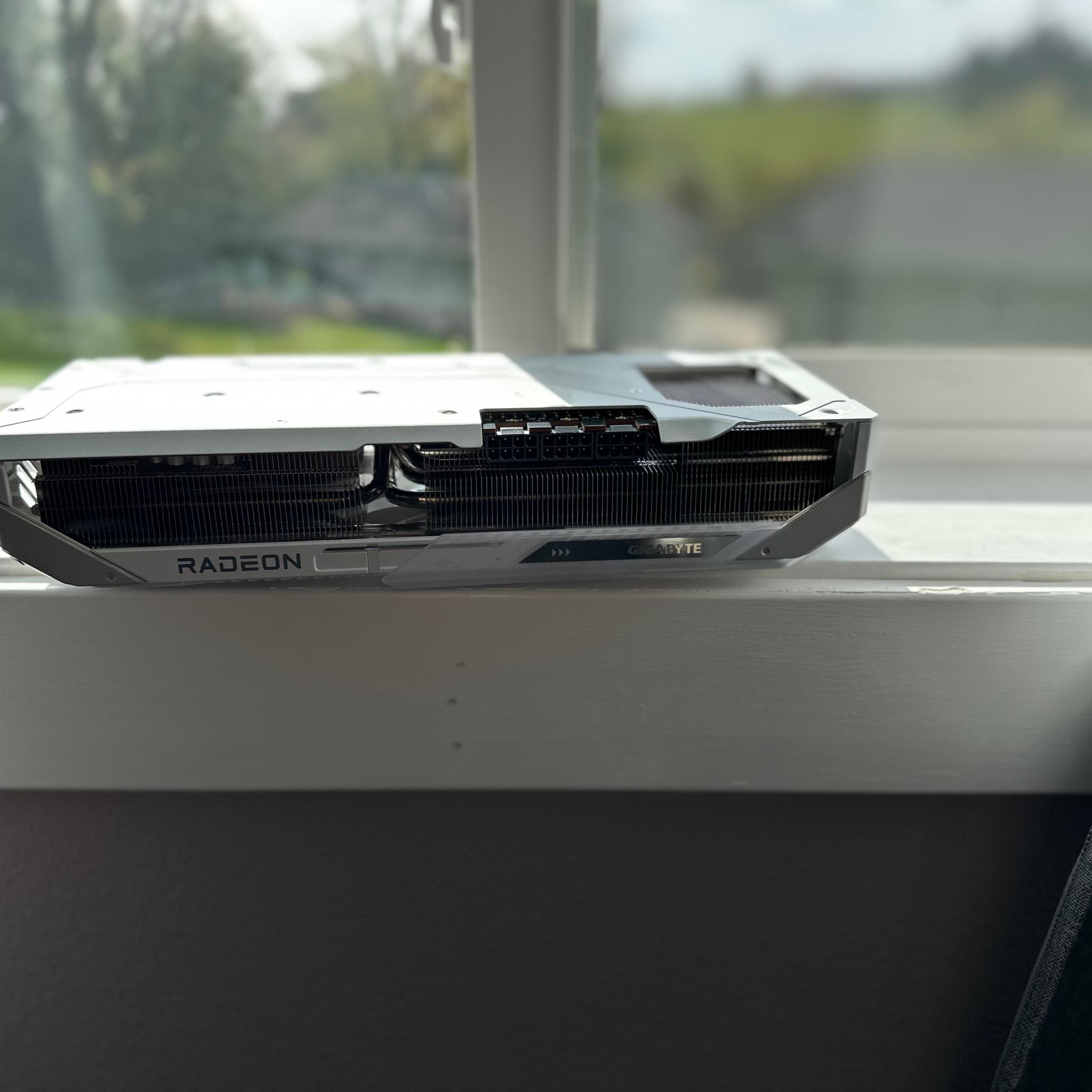 GIGABYTE RX 9070 XT GAMING OC ICE 16G