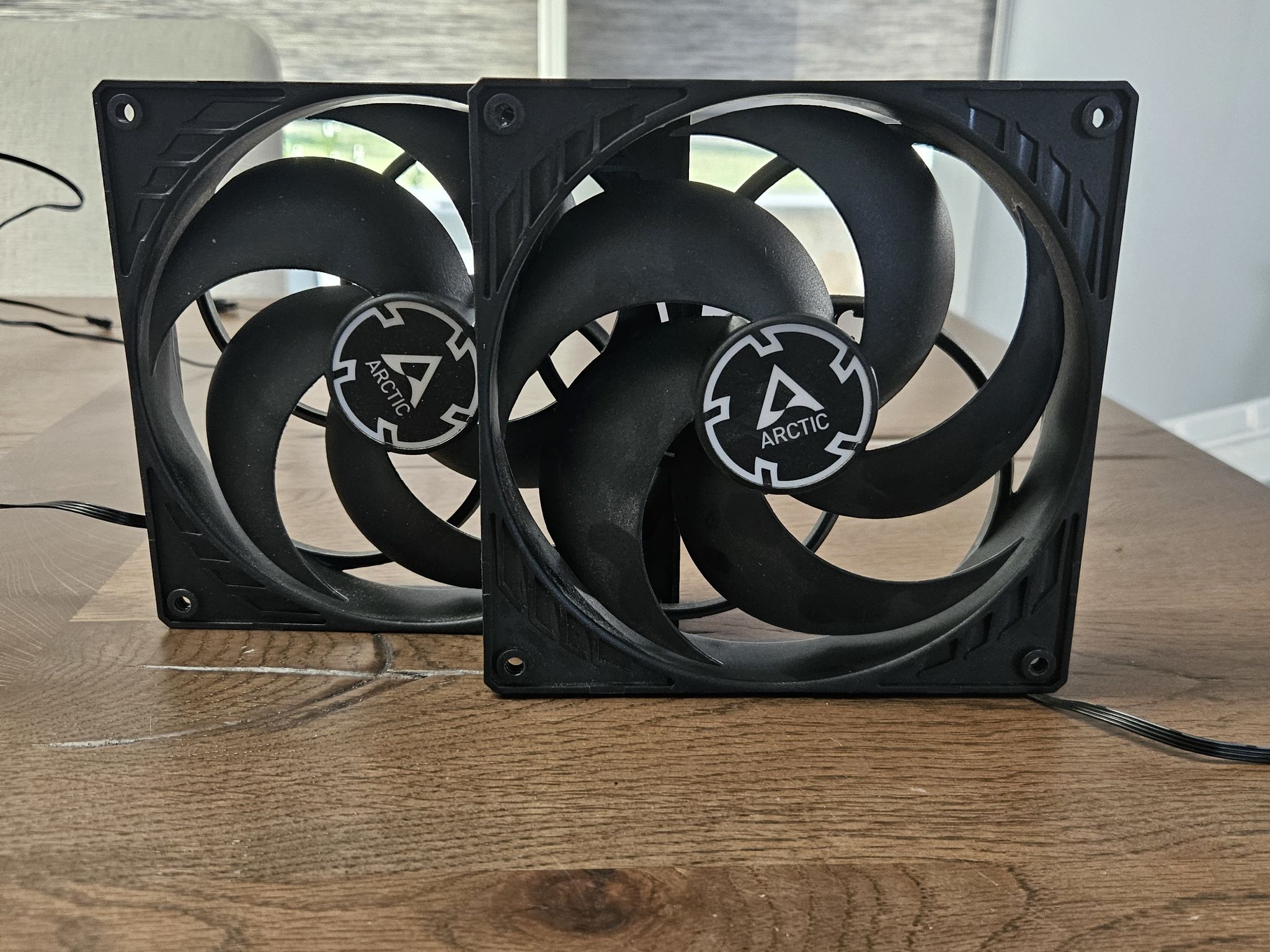 2x Atctic 140mm black fans