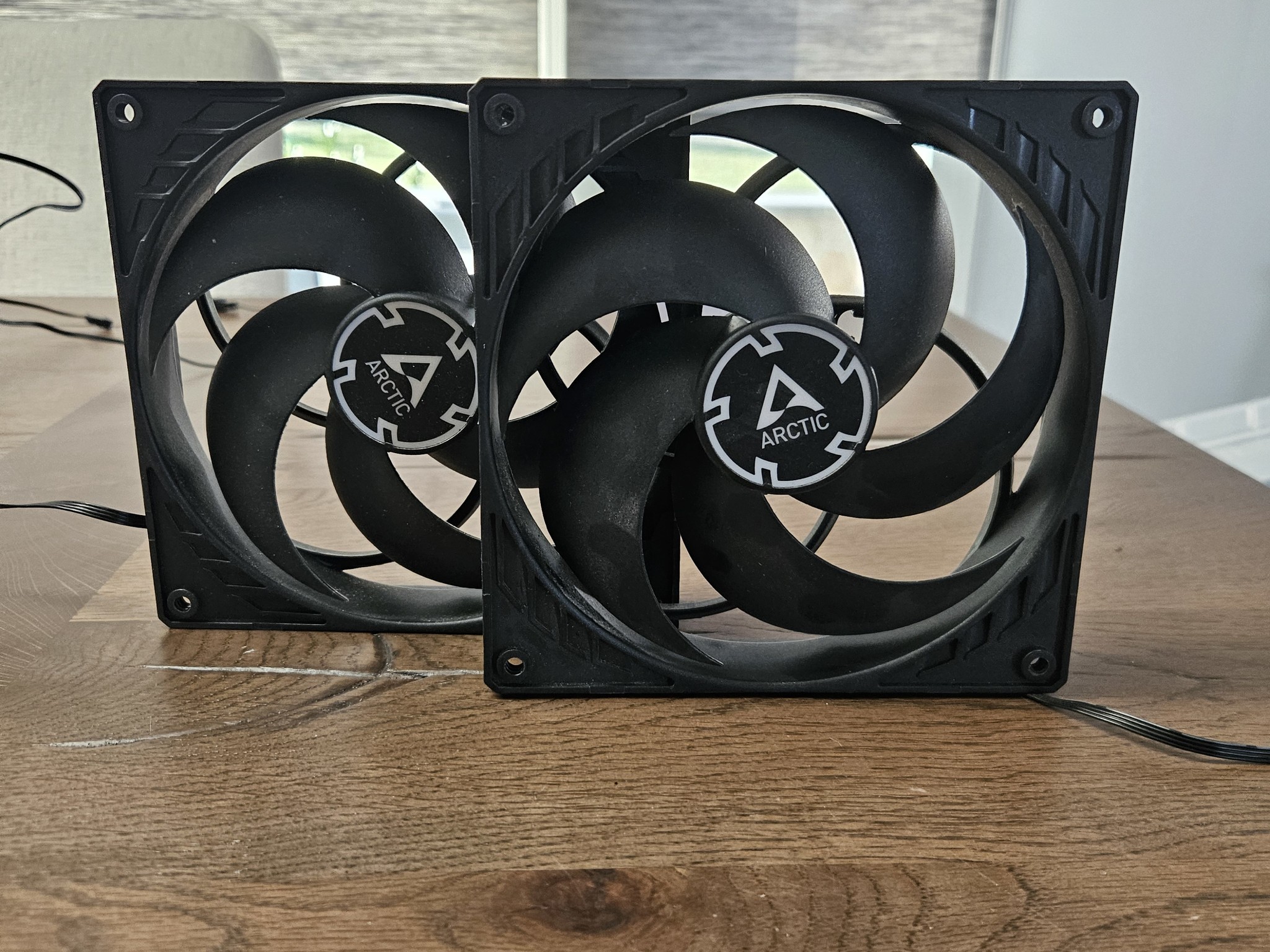 2x Atctic 140mm black fans