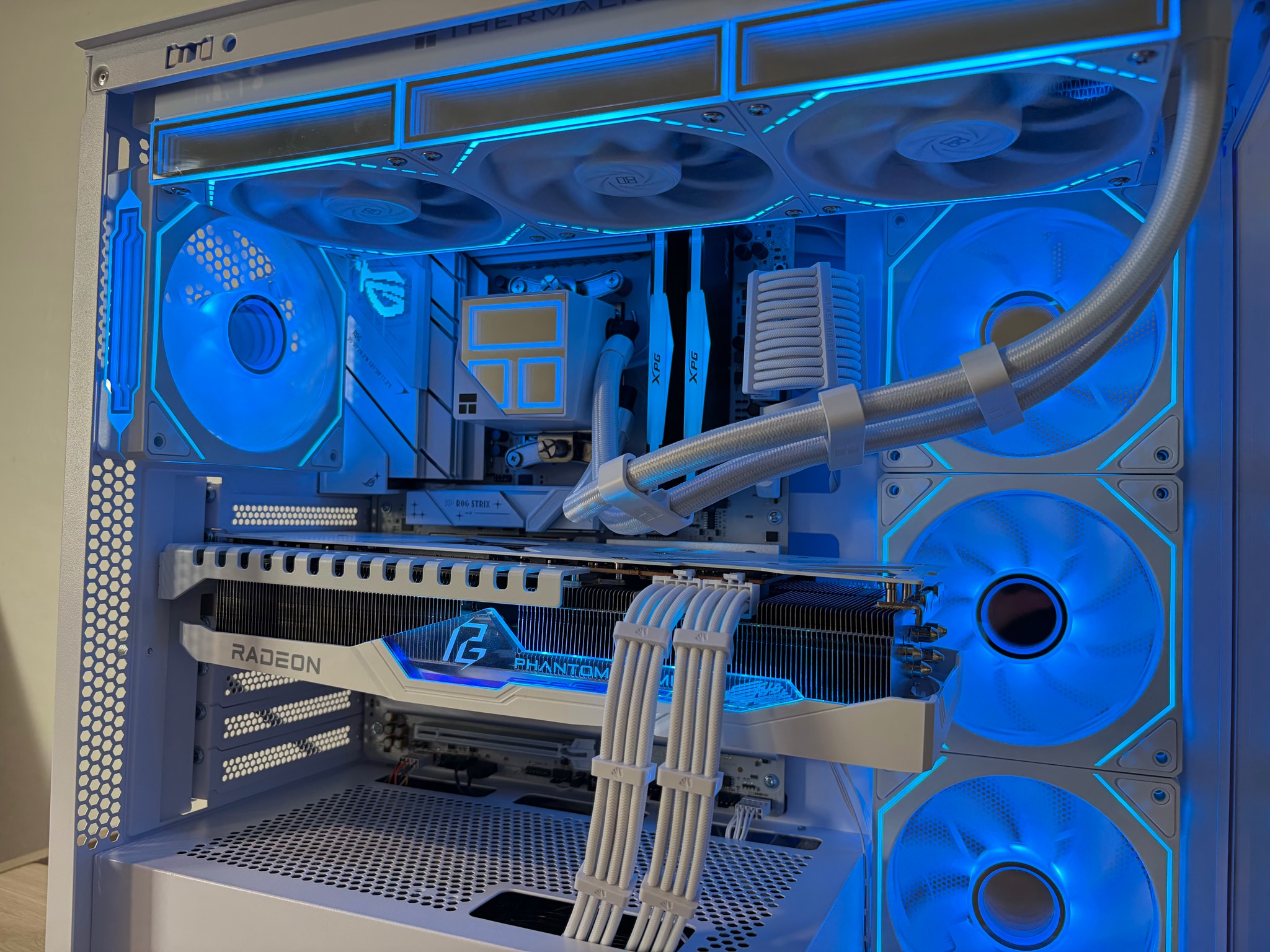 ❄️🐻‍❄️⚪Artic⚪AMD RX 7900 XT 20GB⚪AMD Ryzen 5 9600x⚪32GB DDR5⚪1TB NVME