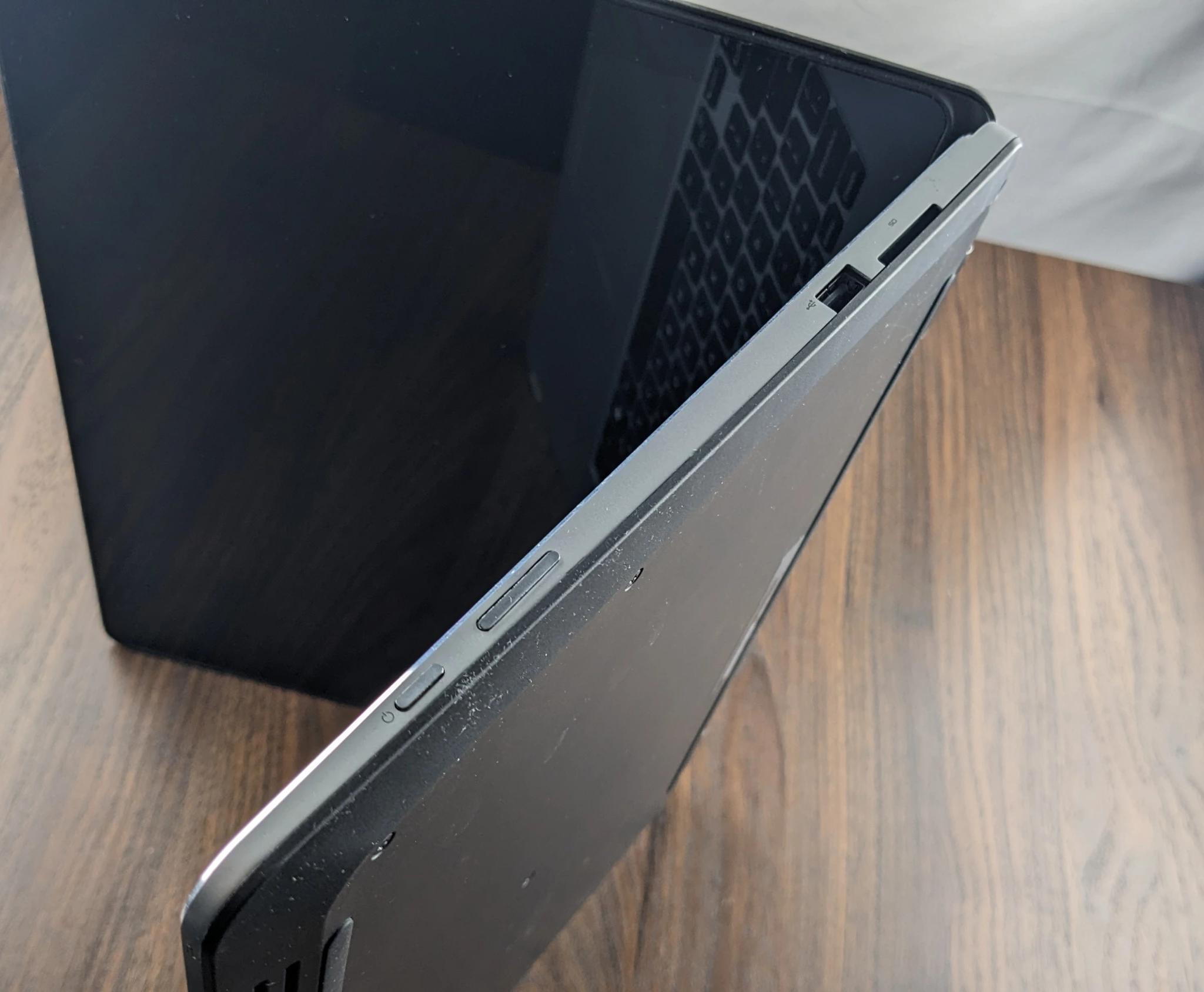 15.6" Dell Insperion 7558 2 in 1, i7-5500u, 8GB Ram, 240GB SSD