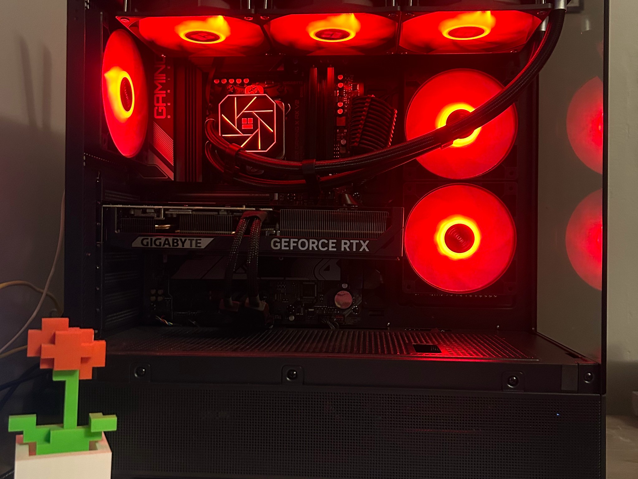 RTX 5070 | Ryzen 7 7700x | 32 GB DDR5 | 2TB SSD | Wi-Fi + Bluetooth