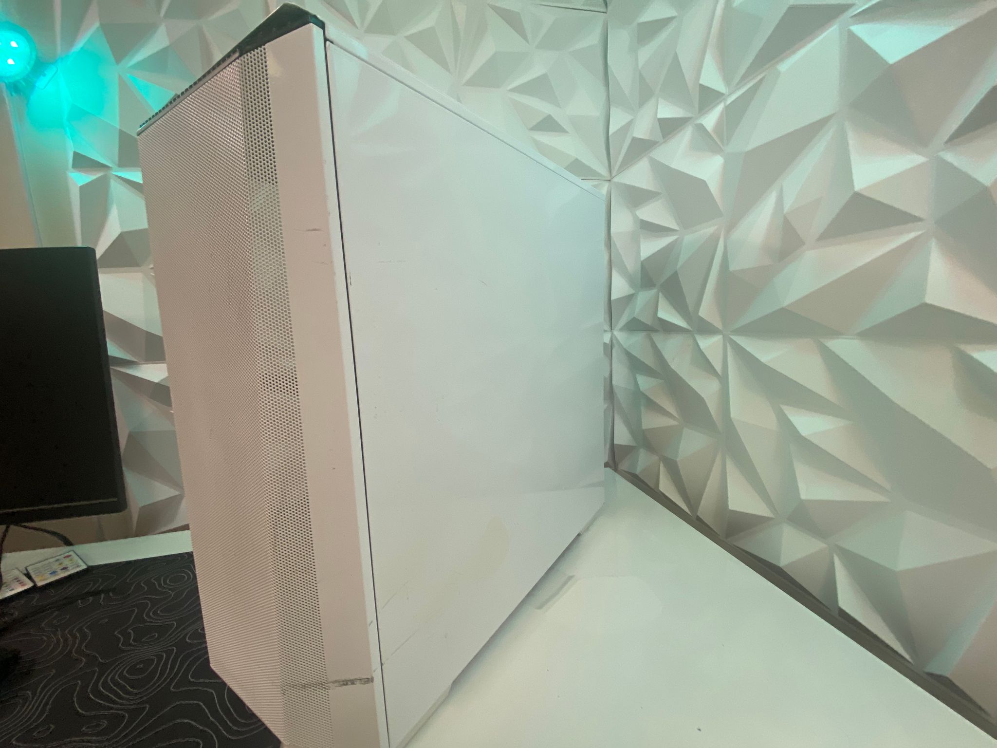 White ATX Mid Tower PC Case (Used, Missing Front Glass)
