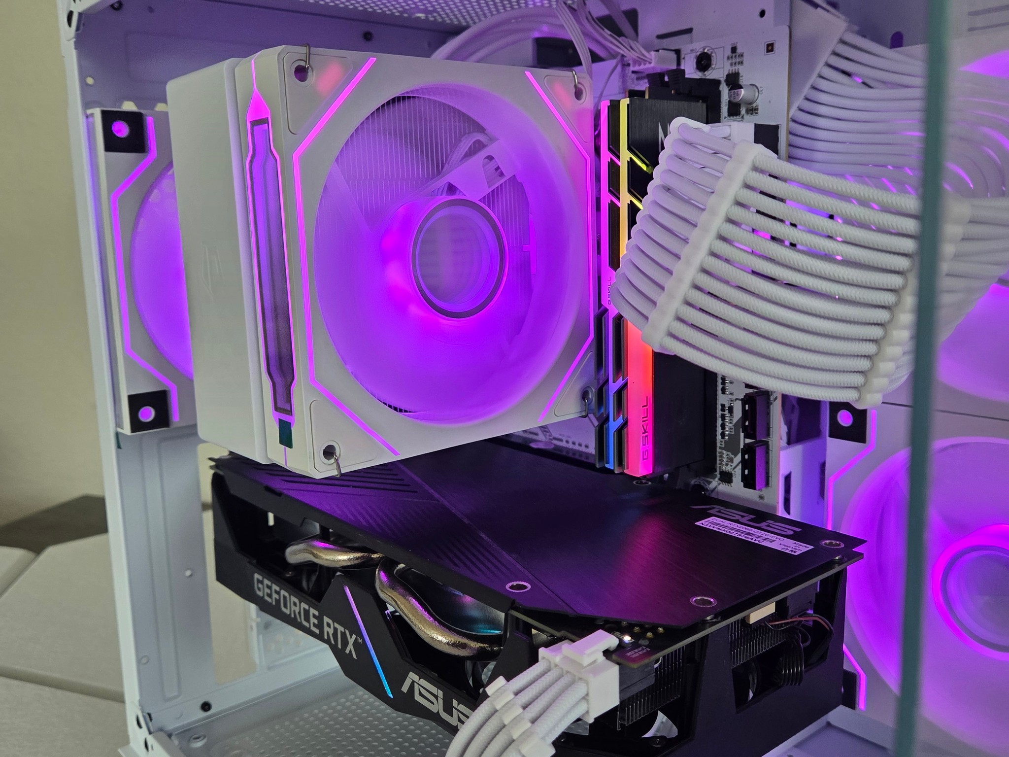 ❄️ Frost Neon Flow – RTX 2060 12GB Gaming PC 🤍