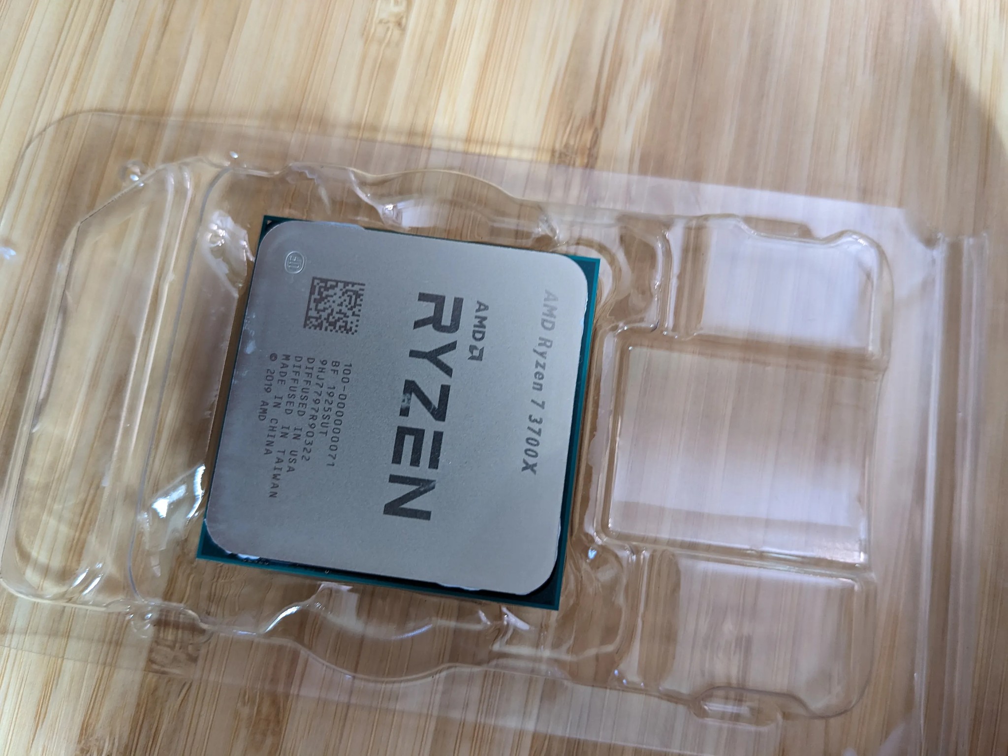 Ryzen 7 3700X processor (no cooler)