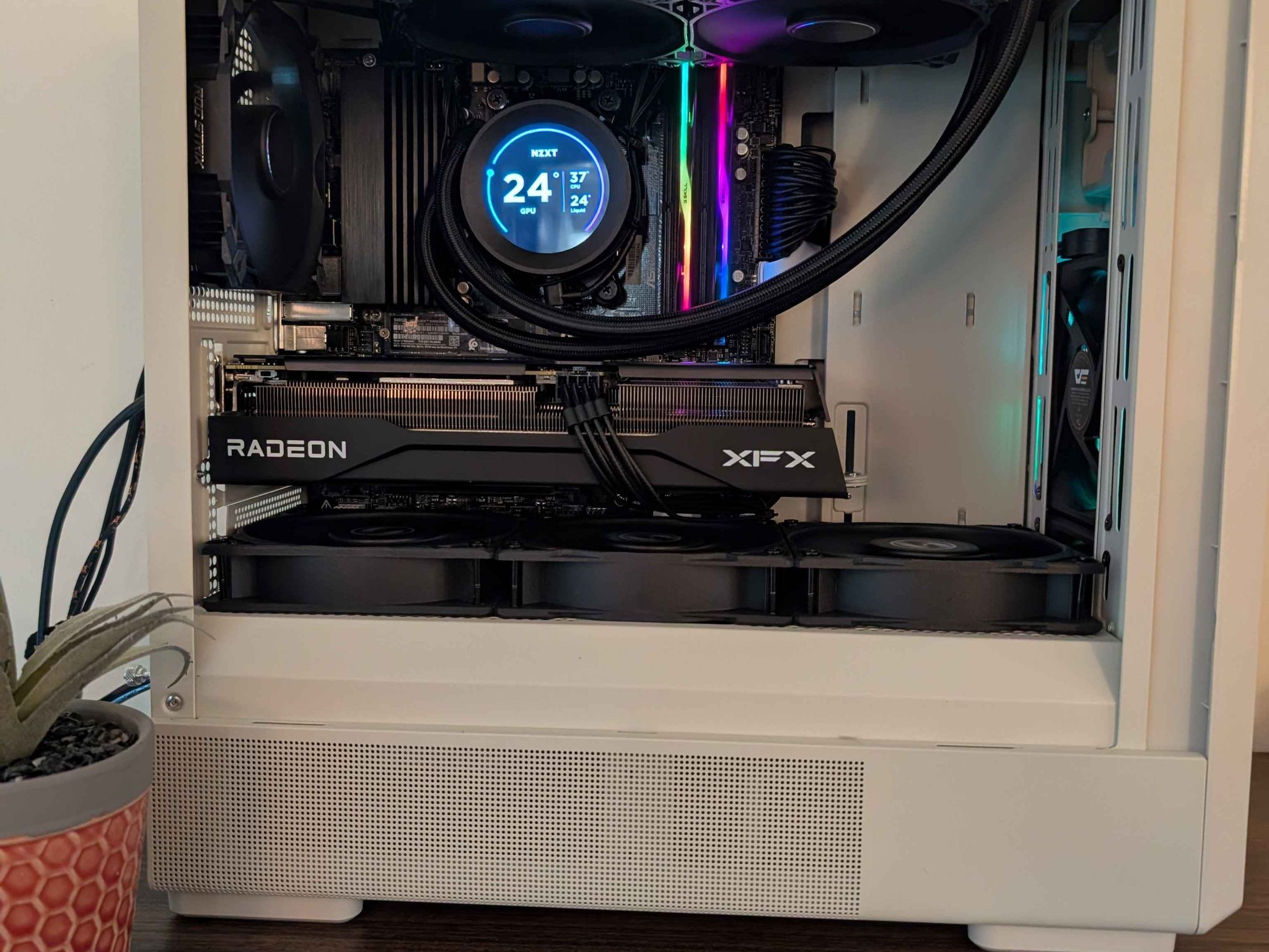 RX 9060 XT 16GB | Ryzen 5 7500X3D | 32GB DDR5-6000 | 1TB NVMe | Corsair RMe 850W