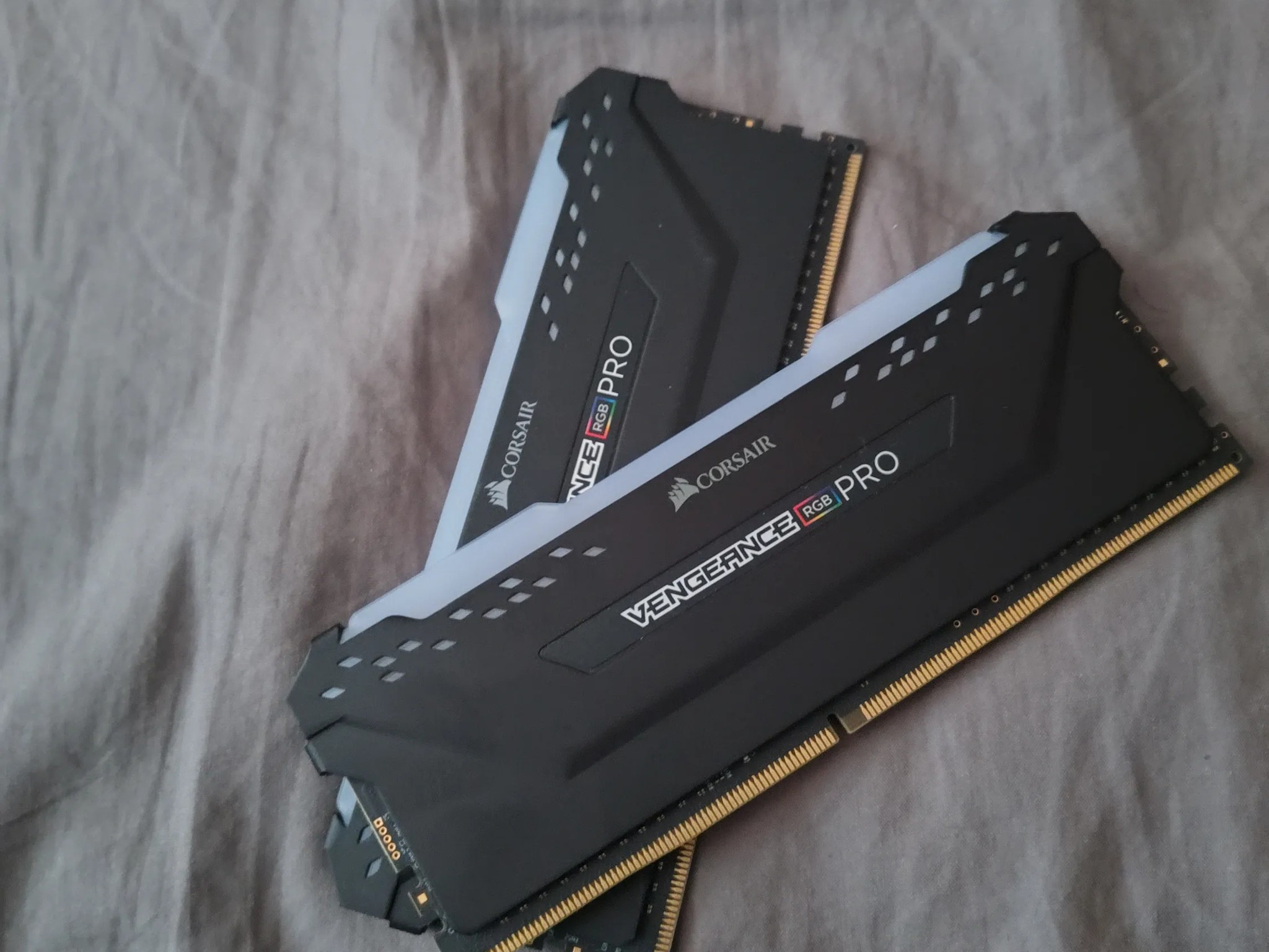 CORSAIR - VENGEANCE RGB PRO 16GB (2x8GB) DDR4 3200MHz C16 UDIMM Desktop Memory - Black